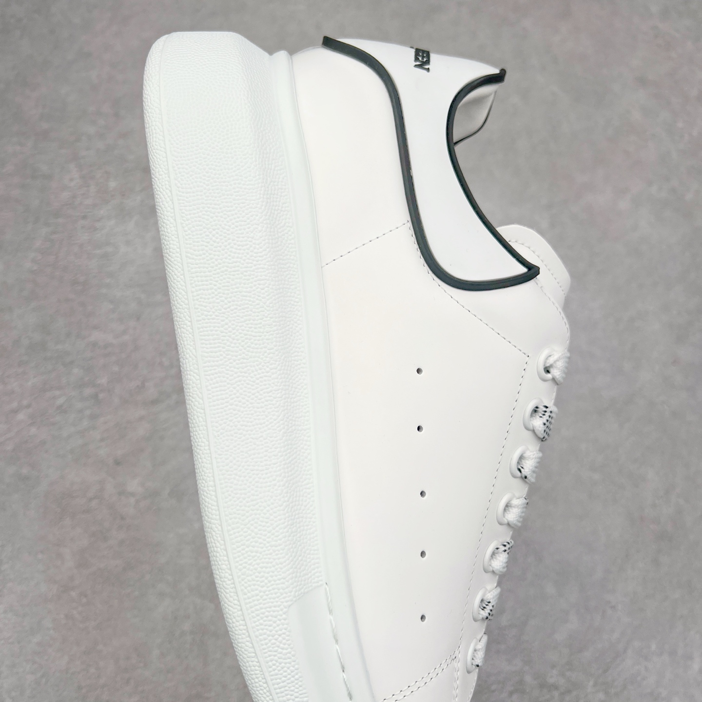 图片[6]-Alexander McQueen/亚历山大麦昆经典松糕鞋厚底增高小白鞋 增高效果7CM 最经典简约百搭的小白鞋没有之一 官方2023版最新细节 意大利进口原厂开边珠抗裂头层牛皮 表层面皮带凸起不规则小漆点 升级进口牛皮内里加PU鞋垫 区别市面旧版国产丝光绸鞋面加小羊皮内里 成本单价回弹度性耐磨性不在一个级别 E厂钢印烫金中底版细节 注意此代工厂出品没有带固特异钉子 最完美的增高百搭小白鞋 全套原版包装 配件齐全 官方一致 凹凸定制正品原盒包装 定制蓝色得物纸盒外包装加固 尺码：35 36 37 38 39 40 41 42 43 44 45-选品中心