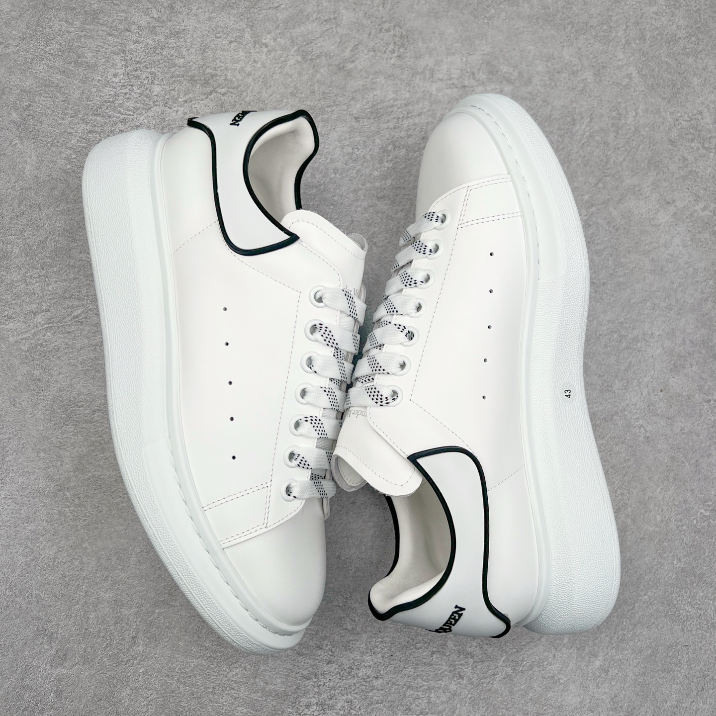 图片[3]-Alexander McQueen/亚历山大麦昆经典松糕鞋厚底增高小白鞋 增高效果7CM 最经典简约百搭的小白鞋没有之一 官方2023版最新细节 意大利进口原厂开边珠抗裂头层牛皮 表层面皮带凸起不规则小漆点 升级进口牛皮内里加PU鞋垫 区别市面旧版国产丝光绸鞋面加小羊皮内里 成本单价回弹度性耐磨性不在一个级别 E厂钢印烫金中底版细节 注意此代工厂出品没有带固特异钉子 最完美的增高百搭小白鞋 全套原版包装 配件齐全 官方一致 凹凸定制正品原盒包装 定制蓝色得物纸盒外包装加固 尺码：35 36 37 38 39 40 41 42 43 44 45-选品中心