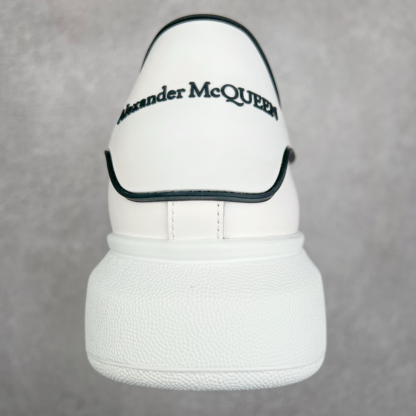 图片[8]-Alexander McQueen/亚历山大麦昆经典松糕鞋厚底增高小白鞋 增高效果7CM 最经典简约百搭的小白鞋没有之一 官方2023版最新细节 意大利进口原厂开边珠抗裂头层牛皮 表层面皮带凸起不规则小漆点 升级进口牛皮内里加PU鞋垫 区别市面旧版国产丝光绸鞋面加小羊皮内里 成本单价回弹度性耐磨性不在一个级别 E厂钢印烫金中底版细节 注意此代工厂出品没有带固特异钉子 最完美的增高百搭小白鞋 全套原版包装 配件齐全 官方一致 凹凸定制正品原盒包装 定制蓝色得物纸盒外包装加固 尺码：35 36 37 38 39 40 41 42 43 44 45-选品中心