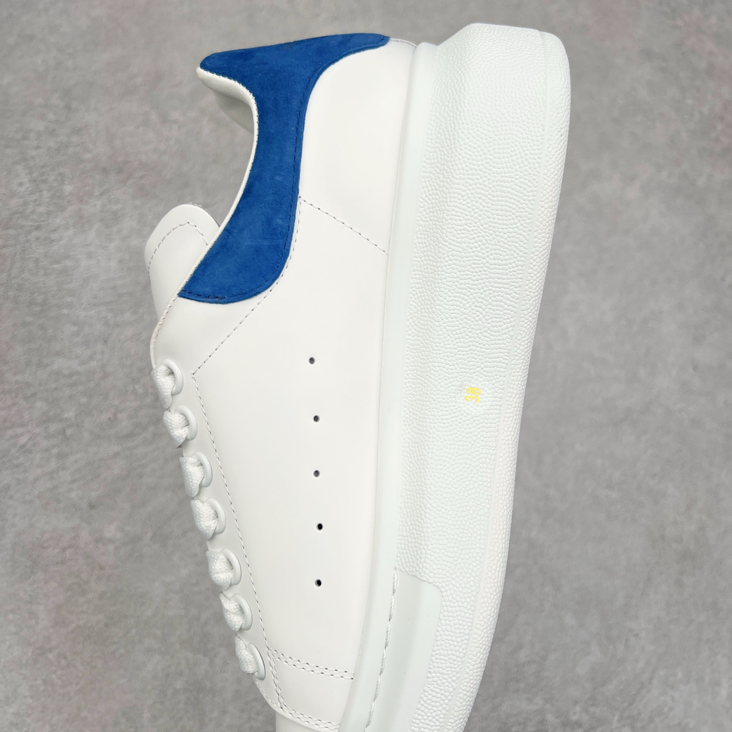 图片[7]-Alexander McQueen/亚历山大麦昆经典松糕鞋厚底增高小白鞋 增高效果7CM 最经典简约百搭的小白鞋没有之一 官方2023版最新细节 意大利进口原厂开边珠抗裂头层牛皮 表层面皮带凸起不规则小漆点 升级进口牛皮内里加PU鞋垫 区别市面旧版国产丝光绸鞋面加小羊皮内里 成本单价回弹度性耐磨性不在一个级别 E厂钢印烫金中底版细节 注意此代工厂出品没有带固特异钉子 最完美的增高百搭小白鞋 全套原版包装 配件齐全 官方一致 凹凸定制正品原盒包装 定制蓝色得物纸盒外包装加固 尺码：35 36 37 38 39 40 41 42 43 44 45-选品中心