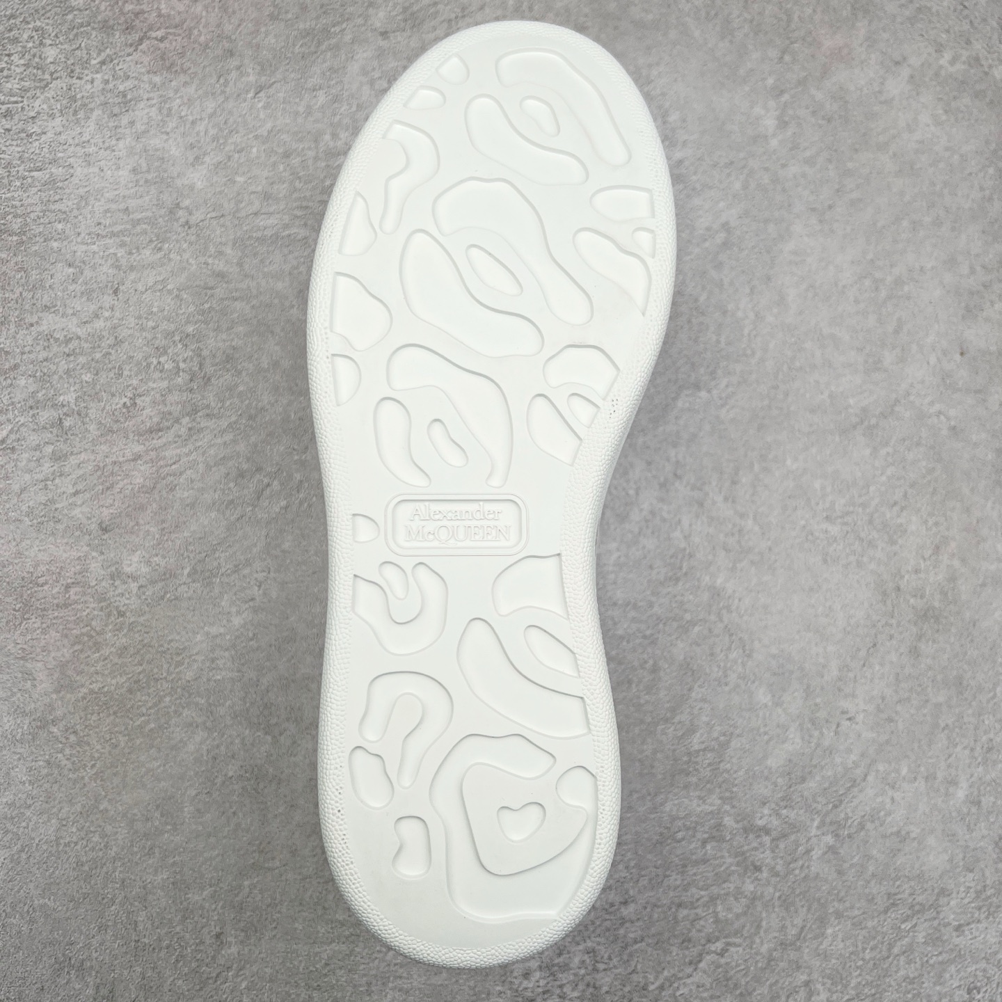 图片[9]-Alexander McQueen/亚历山大麦昆经典松糕鞋厚底增高小白鞋 增高效果7CM 最经典简约百搭的小白鞋没有之一 官方2023版最新细节 意大利进口原厂开边珠抗裂头层牛皮 表层面皮带凸起不规则小漆点 升级进口牛皮内里加PU鞋垫 区别市面旧版国产丝光绸鞋面加小羊皮内里 成本单价回弹度性耐磨性不在一个级别 E厂钢印烫金中底版细节 注意此代工厂出品没有带固特异钉子 最完美的增高百搭小白鞋 全套原版包装 配件齐全 官方一致 凹凸定制正品原盒包装 定制蓝色得物纸盒外包装加固 尺码：35 36 37 38 39 40 41 42 43 44 45-选品中心