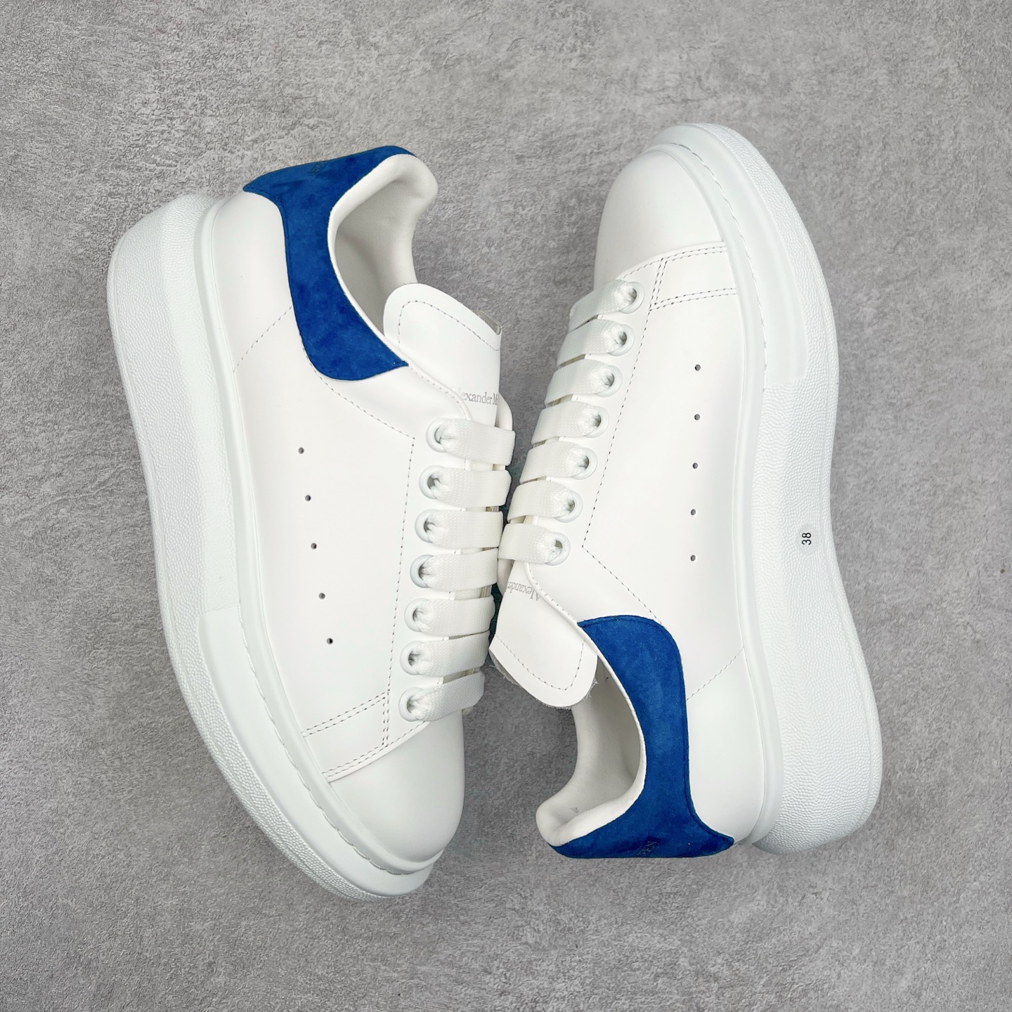 图片[3]-Alexander McQueen/亚历山大麦昆经典松糕鞋厚底增高小白鞋 增高效果7CM 最经典简约百搭的小白鞋没有之一 官方2023版最新细节 意大利进口原厂开边珠抗裂头层牛皮 表层面皮带凸起不规则小漆点 升级进口牛皮内里加PU鞋垫 区别市面旧版国产丝光绸鞋面加小羊皮内里 成本单价回弹度性耐磨性不在一个级别 E厂钢印烫金中底版细节 注意此代工厂出品没有带固特异钉子 最完美的增高百搭小白鞋 全套原版包装 配件齐全 官方一致 凹凸定制正品原盒包装 定制蓝色得物纸盒外包装加固 尺码：35 36 37 38 39 40 41 42 43 44 45-选品中心