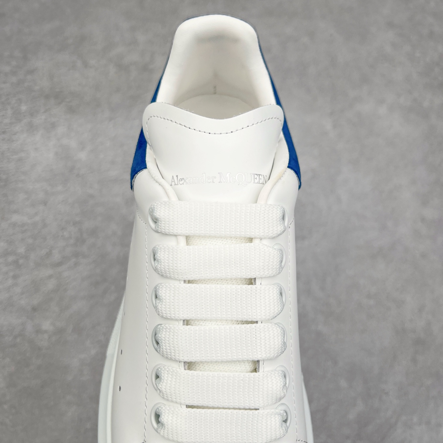 图片[5]-Alexander McQueen/亚历山大麦昆经典松糕鞋厚底增高小白鞋 增高效果7CM 最经典简约百搭的小白鞋没有之一 官方2023版最新细节 意大利进口原厂开边珠抗裂头层牛皮 表层面皮带凸起不规则小漆点 升级进口牛皮内里加PU鞋垫 区别市面旧版国产丝光绸鞋面加小羊皮内里 成本单价回弹度性耐磨性不在一个级别 E厂钢印烫金中底版细节 注意此代工厂出品没有带固特异钉子 最完美的增高百搭小白鞋 全套原版包装 配件齐全 官方一致 凹凸定制正品原盒包装 定制蓝色得物纸盒外包装加固 尺码：35 36 37 38 39 40 41 42 43 44 45-选品中心