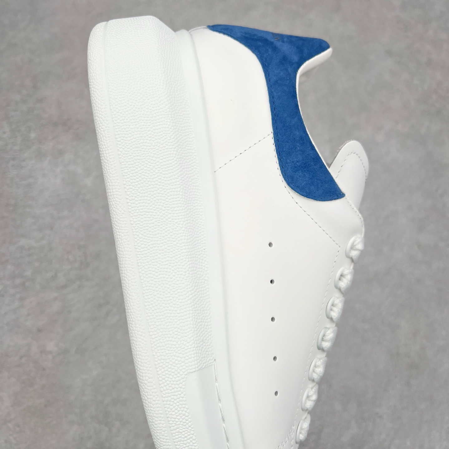 图片[6]-Alexander McQueen/亚历山大麦昆经典松糕鞋厚底增高小白鞋 增高效果7CM 最经典简约百搭的小白鞋没有之一 官方2023版最新细节 意大利进口原厂开边珠抗裂头层牛皮 表层面皮带凸起不规则小漆点 升级进口牛皮内里加PU鞋垫 区别市面旧版国产丝光绸鞋面加小羊皮内里 成本单价回弹度性耐磨性不在一个级别 E厂钢印烫金中底版细节 注意此代工厂出品没有带固特异钉子 最完美的增高百搭小白鞋 全套原版包装 配件齐全 官方一致 凹凸定制正品原盒包装 定制蓝色得物纸盒外包装加固 尺码：35 36 37 38 39 40 41 42 43 44 45-选品中心