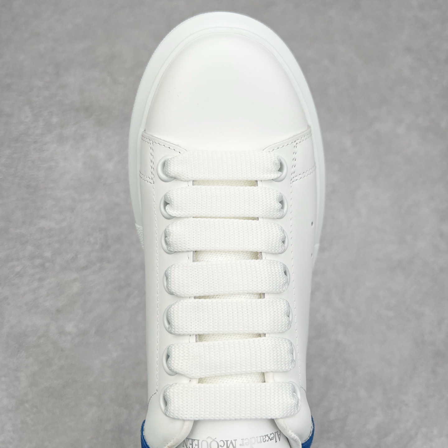 图片[4]-Alexander McQueen/亚历山大麦昆经典松糕鞋厚底增高小白鞋 增高效果7CM 最经典简约百搭的小白鞋没有之一 官方2023版最新细节 意大利进口原厂开边珠抗裂头层牛皮 表层面皮带凸起不规则小漆点 升级进口牛皮内里加PU鞋垫 区别市面旧版国产丝光绸鞋面加小羊皮内里 成本单价回弹度性耐磨性不在一个级别 E厂钢印烫金中底版细节 注意此代工厂出品没有带固特异钉子 最完美的增高百搭小白鞋 全套原版包装 配件齐全 官方一致 凹凸定制正品原盒包装 定制蓝色得物纸盒外包装加固 尺码：35 36 37 38 39 40 41 42 43 44 45-选品中心