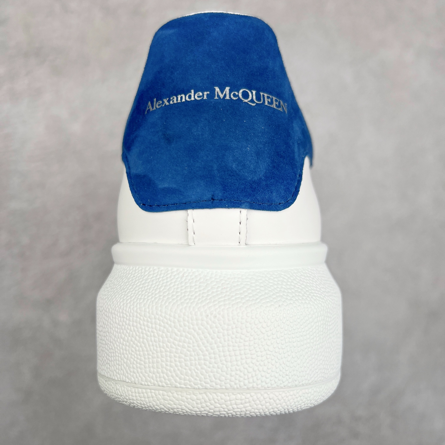 图片[8]-Alexander McQueen/亚历山大麦昆经典松糕鞋厚底增高小白鞋 增高效果7CM 最经典简约百搭的小白鞋没有之一 官方2023版最新细节 意大利进口原厂开边珠抗裂头层牛皮 表层面皮带凸起不规则小漆点 升级进口牛皮内里加PU鞋垫 区别市面旧版国产丝光绸鞋面加小羊皮内里 成本单价回弹度性耐磨性不在一个级别 E厂钢印烫金中底版细节 注意此代工厂出品没有带固特异钉子 最完美的增高百搭小白鞋 全套原版包装 配件齐全 官方一致 凹凸定制正品原盒包装 定制蓝色得物纸盒外包装加固 尺码：35 36 37 38 39 40 41 42 43 44 45-选品中心