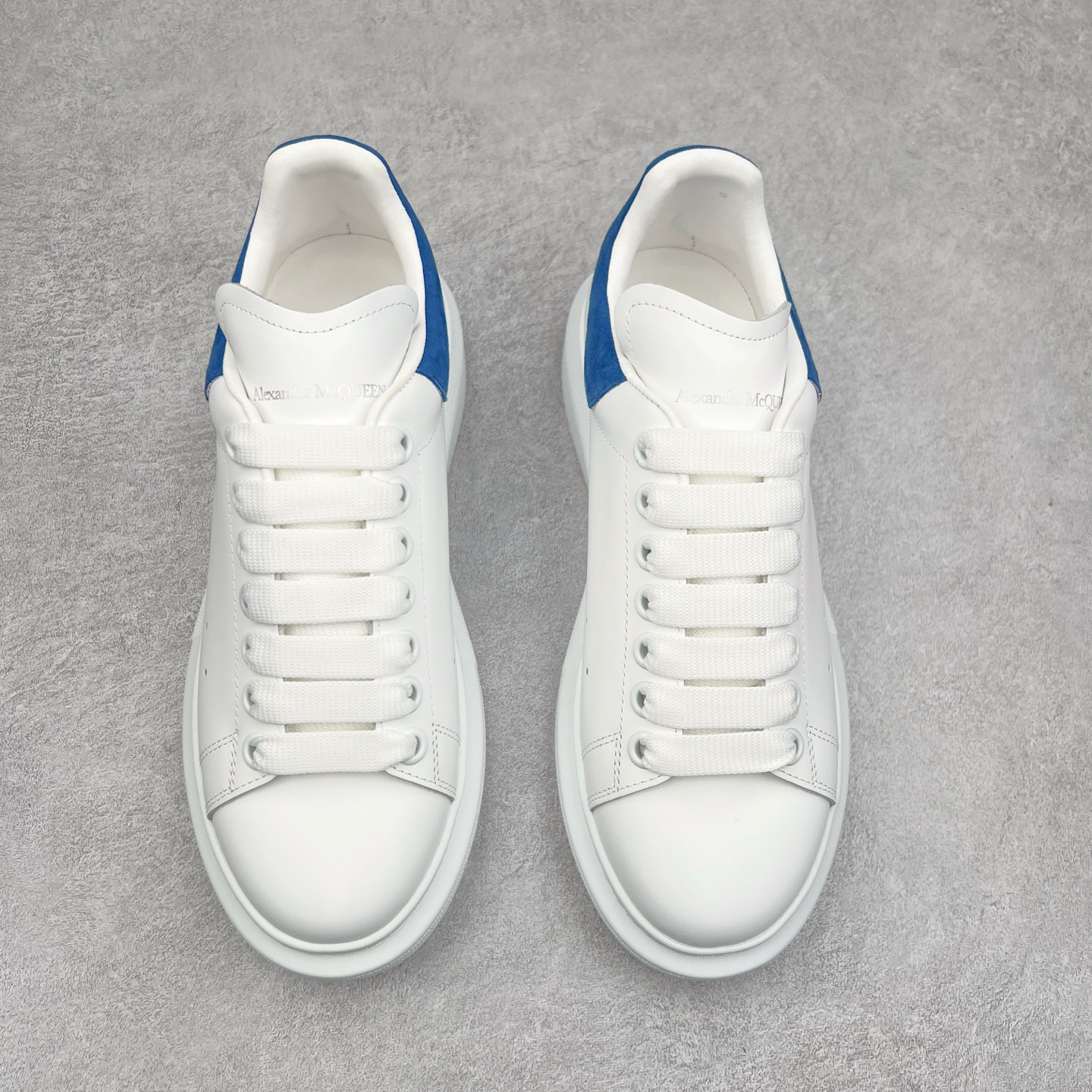 图片[2]-Alexander McQueen/亚历山大麦昆经典松糕鞋厚底增高小白鞋 增高效果7CM 最经典简约百搭的小白鞋没有之一 官方2023版最新细节 意大利进口原厂开边珠抗裂头层牛皮 表层面皮带凸起不规则小漆点 升级进口牛皮内里加PU鞋垫 区别市面旧版国产丝光绸鞋面加小羊皮内里 成本单价回弹度性耐磨性不在一个级别 E厂钢印烫金中底版细节 注意此代工厂出品没有带固特异钉子 最完美的增高百搭小白鞋 全套原版包装 配件齐全 官方一致 凹凸定制正品原盒包装 定制蓝色得物纸盒外包装加固 尺码：35 36 37 38 39 40 41 42 43 44 45-选品中心