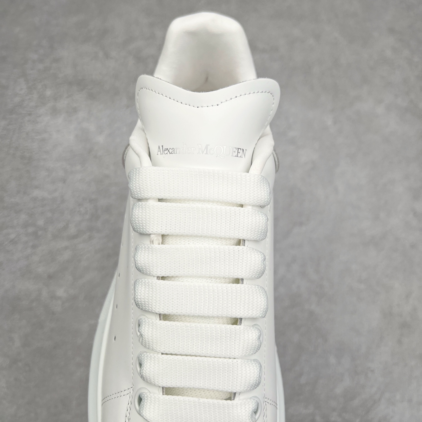 图片[5]-Alexander McQueen/亚历山大麦昆经典松糕鞋厚底增高小白鞋 增高效果7CM 最经典简约百搭的小白鞋没有之一 官方2023版最新细节 意大利进口原厂开边珠抗裂头层牛皮 表层面皮带凸起不规则小漆点 升级进口牛皮内里加PU鞋垫 区别市面旧版国产丝光绸鞋面加小羊皮内里 成本单价回弹度性耐磨性不在一个级别 E厂钢印烫金中底版细节 注意此代工厂出品没有带固特异钉子 最完美的增高百搭小白鞋 全套原版包装 配件齐全 官方一致 凹凸定制正品原盒包装 定制蓝色得物纸盒外包装加固 尺码：35 36 37 38 39 40 41 42 43 44 45-选品中心