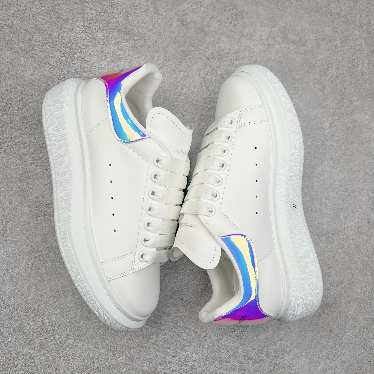 图片[3]-Alexander McQueen/亚历山大麦昆经典松糕鞋厚底增高小白鞋 增高效果7CM 最经典简约百搭的小白鞋没有之一 官方2023版最新细节 意大利进口原厂开边珠抗裂头层牛皮 表层面皮带凸起不规则小漆点 升级进口牛皮内里加PU鞋垫 区别市面旧版国产丝光绸鞋面加小羊皮内里 成本单价回弹度性耐磨性不在一个级别 E厂钢印烫金中底版细节 注意此代工厂出品没有带固特异钉子 最完美的增高百搭小白鞋 全套原版包装 配件齐全 官方一致 凹凸定制正品原盒包装 定制蓝色得物纸盒外包装加固 尺码：35 36 37 38 39 40 41 42 43 44 45-选品中心