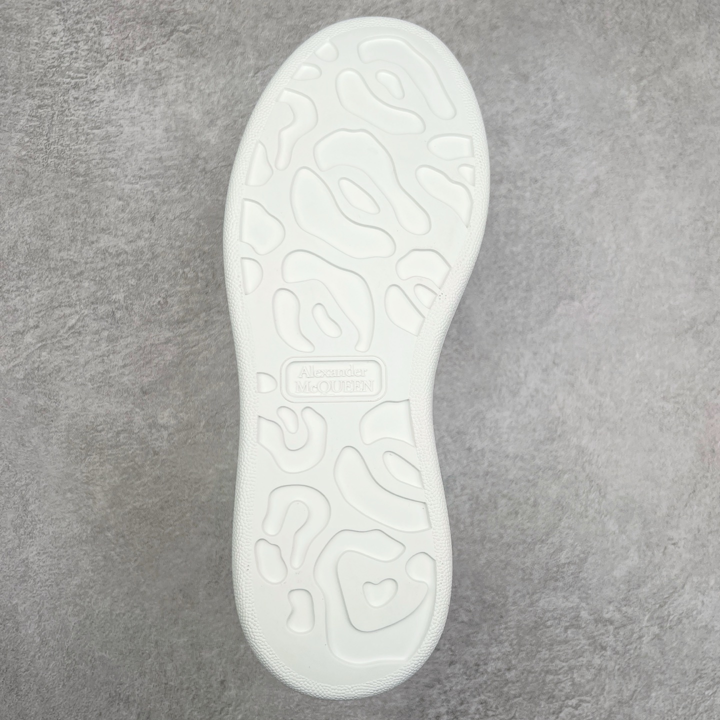 图片[9]-Alexander McQueen/亚历山大麦昆经典松糕鞋厚底增高小白鞋 增高效果7CM 最经典简约百搭的小白鞋没有之一 官方2023版最新细节 意大利进口原厂开边珠抗裂头层牛皮 表层面皮带凸起不规则小漆点 升级进口牛皮内里加PU鞋垫 区别市面旧版国产丝光绸鞋面加小羊皮内里 成本单价回弹度性耐磨性不在一个级别 E厂钢印烫金中底版细节 注意此代工厂出品没有带固特异钉子 最完美的增高百搭小白鞋 全套原版包装 配件齐全 官方一致 凹凸定制正品原盒包装 定制蓝色得物纸盒外包装加固 尺码：35 36 37 38 39 40 41 42 43 44 45-选品中心