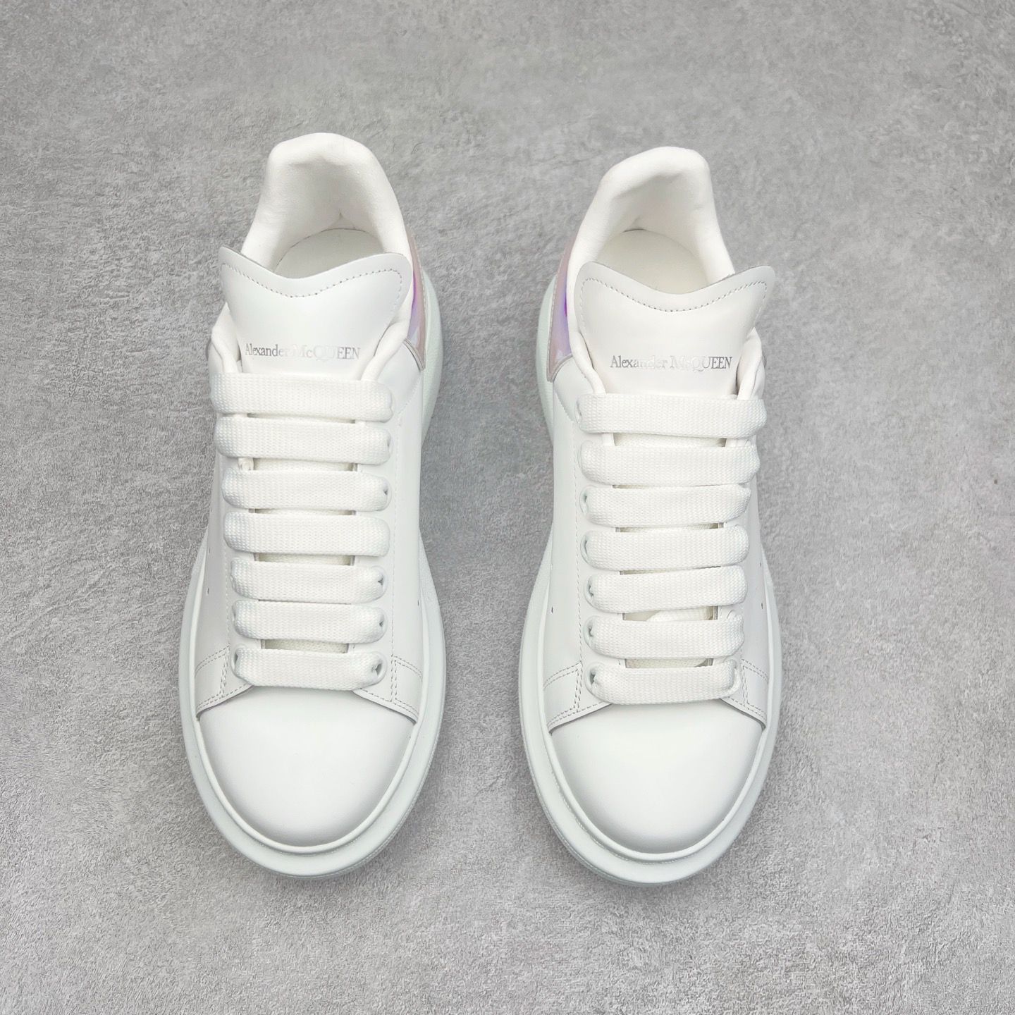 图片[2]-Alexander McQueen/亚历山大麦昆经典松糕鞋厚底增高小白鞋 增高效果7CM 最经典简约百搭的小白鞋没有之一 官方2023版最新细节 意大利进口原厂开边珠抗裂头层牛皮 表层面皮带凸起不规则小漆点 升级进口牛皮内里加PU鞋垫 区别市面旧版国产丝光绸鞋面加小羊皮内里 成本单价回弹度性耐磨性不在一个级别 E厂钢印烫金中底版细节 注意此代工厂出品没有带固特异钉子 最完美的增高百搭小白鞋 全套原版包装 配件齐全 官方一致 凹凸定制正品原盒包装 定制蓝色得物纸盒外包装加固 尺码：35 36 37 38 39 40 41 42 43 44 45-选品中心