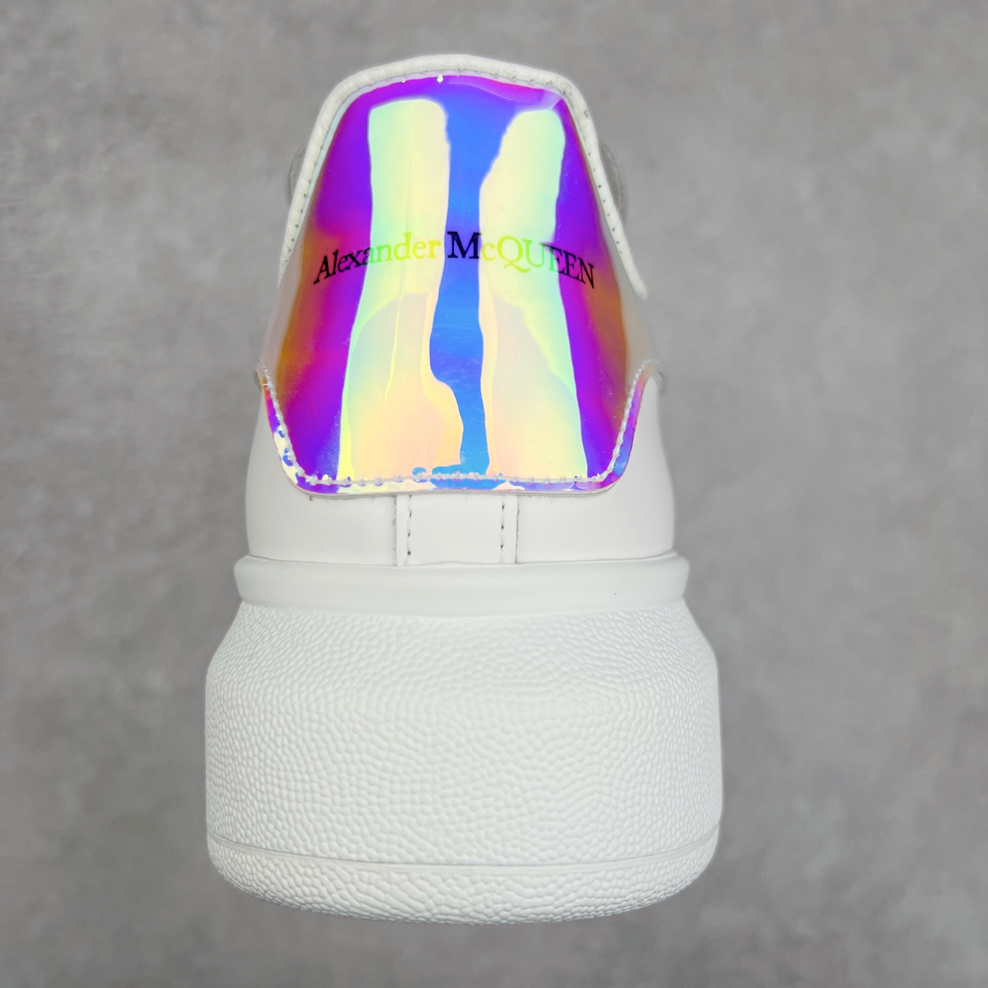 图片[8]-Alexander McQueen/亚历山大麦昆经典松糕鞋厚底增高小白鞋 增高效果7CM 最经典简约百搭的小白鞋没有之一 官方2023版最新细节 意大利进口原厂开边珠抗裂头层牛皮 表层面皮带凸起不规则小漆点 升级进口牛皮内里加PU鞋垫 区别市面旧版国产丝光绸鞋面加小羊皮内里 成本单价回弹度性耐磨性不在一个级别 E厂钢印烫金中底版细节 注意此代工厂出品没有带固特异钉子 最完美的增高百搭小白鞋 全套原版包装 配件齐全 官方一致 凹凸定制正品原盒包装 定制蓝色得物纸盒外包装加固 尺码：35 36 37 38 39 40 41 42 43 44 45-选品中心