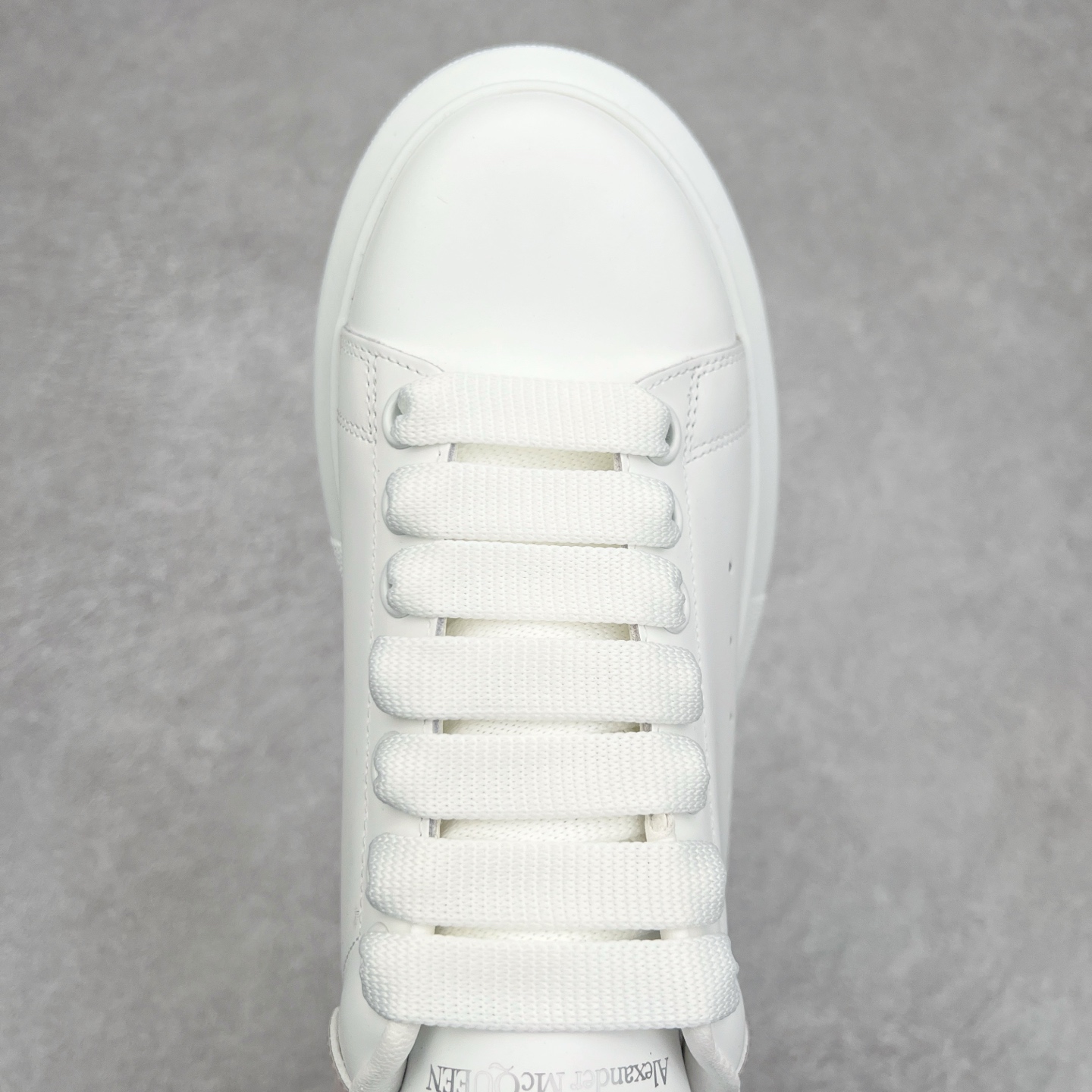 图片[4]-Alexander McQueen/亚历山大麦昆经典松糕鞋厚底增高小白鞋 增高效果7CM 最经典简约百搭的小白鞋没有之一 官方2023版最新细节 意大利进口原厂开边珠抗裂头层牛皮 表层面皮带凸起不规则小漆点 升级进口牛皮内里加PU鞋垫 区别市面旧版国产丝光绸鞋面加小羊皮内里 成本单价回弹度性耐磨性不在一个级别 E厂钢印烫金中底版细节 注意此代工厂出品没有带固特异钉子 最完美的增高百搭小白鞋 全套原版包装 配件齐全 官方一致 凹凸定制正品原盒包装 定制蓝色得物纸盒外包装加固 尺码：35 36 37 38 39 40 41 42 43 44 45-选品中心