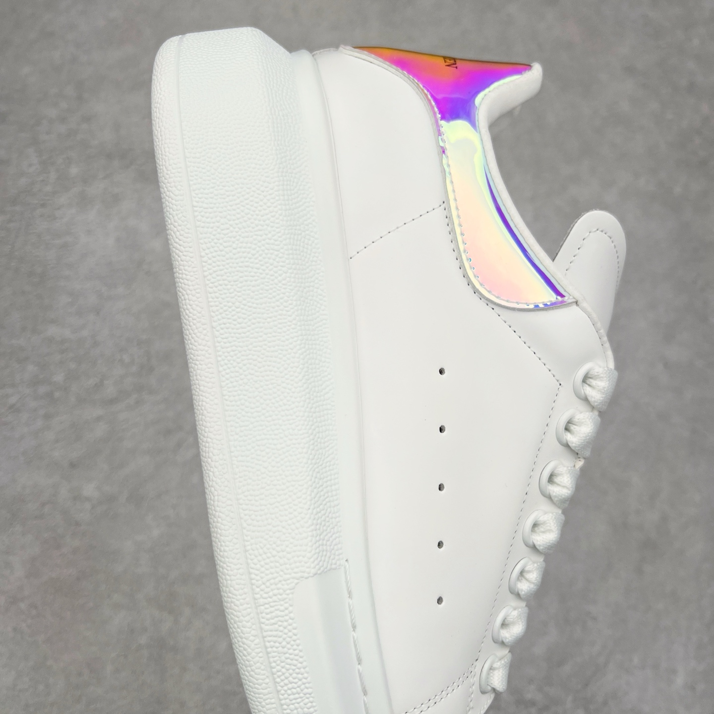 图片[6]-Alexander McQueen/亚历山大麦昆经典松糕鞋厚底增高小白鞋 增高效果7CM 最经典简约百搭的小白鞋没有之一 官方2023版最新细节 意大利进口原厂开边珠抗裂头层牛皮 表层面皮带凸起不规则小漆点 升级进口牛皮内里加PU鞋垫 区别市面旧版国产丝光绸鞋面加小羊皮内里 成本单价回弹度性耐磨性不在一个级别 E厂钢印烫金中底版细节 注意此代工厂出品没有带固特异钉子 最完美的增高百搭小白鞋 全套原版包装 配件齐全 官方一致 凹凸定制正品原盒包装 定制蓝色得物纸盒外包装加固 尺码：35 36 37 38 39 40 41 42 43 44 45-选品中心