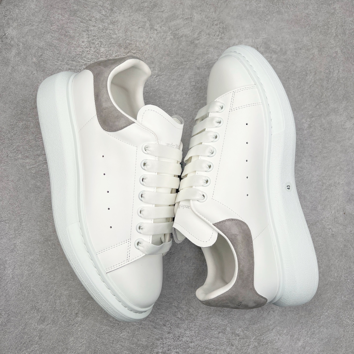 图片[3]-Alexander McQueen/亚历山大麦昆经典松糕鞋厚底增高小白鞋 增高效果7CM 最经典简约百搭的小白鞋没有之一 官方2023版最新细节 意大利进口原厂开边珠抗裂头层牛皮 表层面皮带凸起不规则小漆点 升级进口牛皮内里加PU鞋垫 区别市面旧版国产丝光绸鞋面加小羊皮内里 成本单价回弹度性耐磨性不在一个级别 E厂钢印烫金中底版细节 注意此代工厂出品没有带固特异钉子 最完美的增高百搭小白鞋 全套原版包装 配件齐全 官方一致 凹凸定制正品原盒包装 定制蓝色得物纸盒外包装加固 尺码：35 36 37 38 39 40 41 42 43 44 45-选品中心