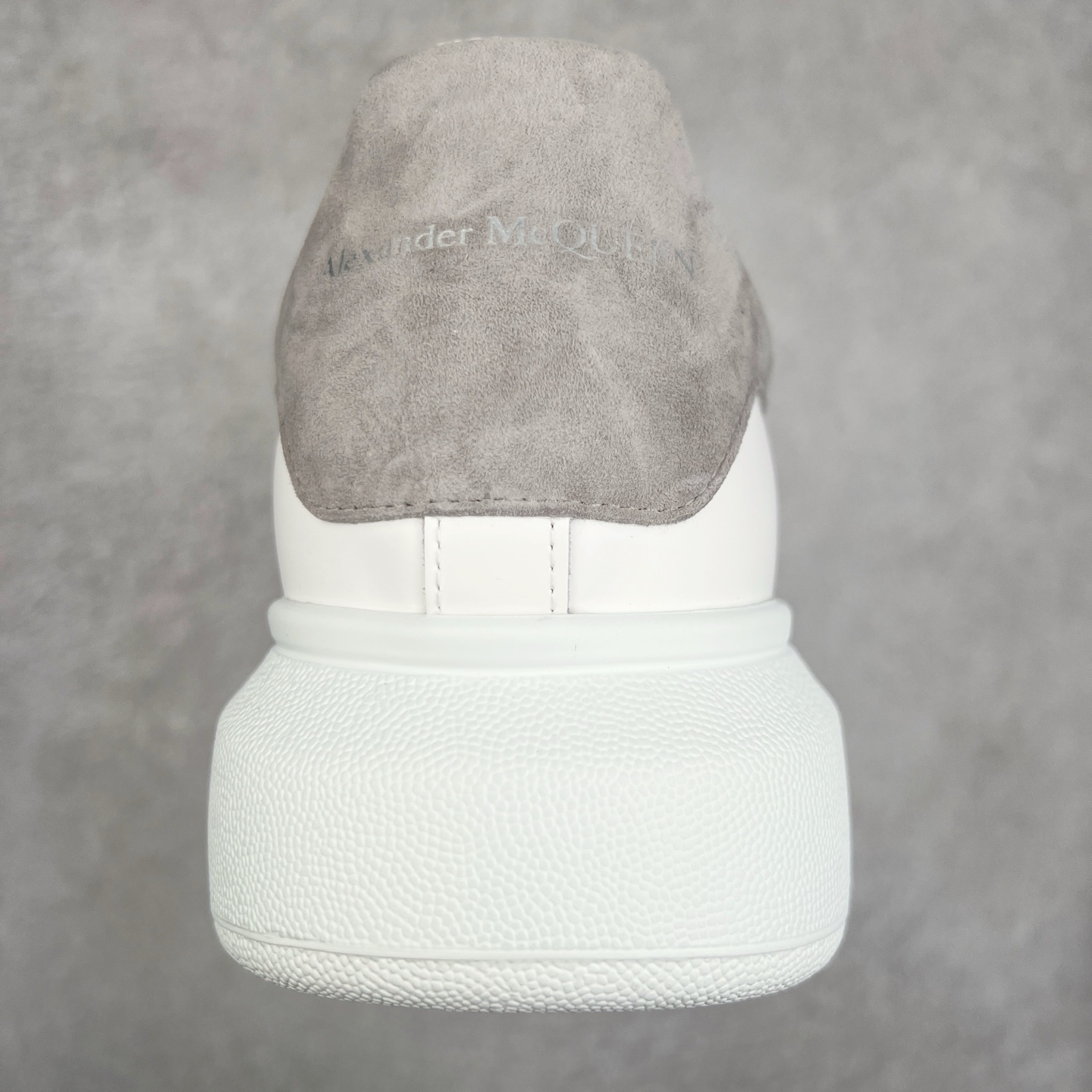 图片[8]-Alexander McQueen/亚历山大麦昆经典松糕鞋厚底增高小白鞋 增高效果7CM 最经典简约百搭的小白鞋没有之一 官方2023版最新细节 意大利进口原厂开边珠抗裂头层牛皮 表层面皮带凸起不规则小漆点 升级进口牛皮内里加PU鞋垫 区别市面旧版国产丝光绸鞋面加小羊皮内里 成本单价回弹度性耐磨性不在一个级别 E厂钢印烫金中底版细节 注意此代工厂出品没有带固特异钉子 最完美的增高百搭小白鞋 全套原版包装 配件齐全 官方一致 凹凸定制正品原盒包装 定制蓝色得物纸盒外包装加固 尺码：35 36 37 38 39 40 41 42 43 44 45-选品中心