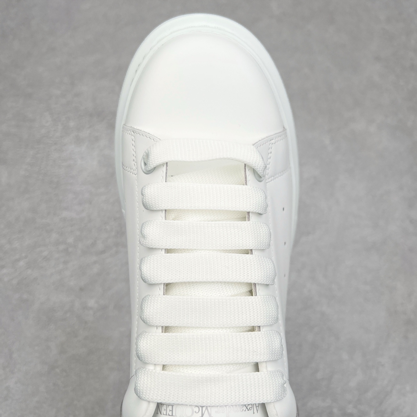 图片[4]-Alexander McQueen/亚历山大麦昆经典松糕鞋厚底增高小白鞋 增高效果7CM 最经典简约百搭的小白鞋没有之一 官方2023版最新细节 意大利进口原厂开边珠抗裂头层牛皮 表层面皮带凸起不规则小漆点 升级进口牛皮内里加PU鞋垫 区别市面旧版国产丝光绸鞋面加小羊皮内里 成本单价回弹度性耐磨性不在一个级别 E厂钢印烫金中底版细节 注意此代工厂出品没有带固特异钉子 最完美的增高百搭小白鞋 全套原版包装 配件齐全 官方一致 凹凸定制正品原盒包装 定制蓝色得物纸盒外包装加固 尺码：35 36 37 38 39 40 41 42 43 44 45-选品中心