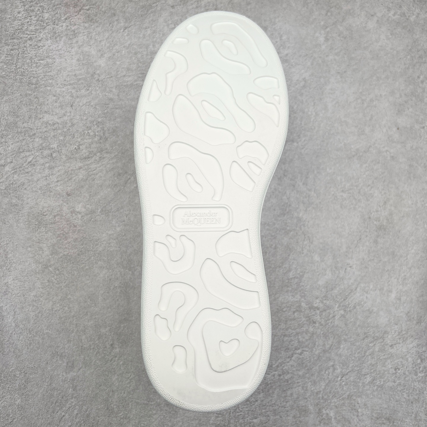 图片[9]-Alexander McQueen/亚历山大麦昆经典松糕鞋厚底增高小白鞋 增高效果7CM 最经典简约百搭的小白鞋没有之一 官方2023版最新细节 意大利进口原厂开边珠抗裂头层牛皮 表层面皮带凸起不规则小漆点 升级进口牛皮内里加PU鞋垫 区别市面旧版国产丝光绸鞋面加小羊皮内里 成本单价回弹度性耐磨性不在一个级别 E厂钢印烫金中底版细节 注意此代工厂出品没有带固特异钉子 最完美的增高百搭小白鞋 全套原版包装 配件齐全 官方一致 凹凸定制正品原盒包装 定制蓝色得物纸盒外包装加固 尺码：35 36 37 38 39 40 41 42 43 44 45-选品中心