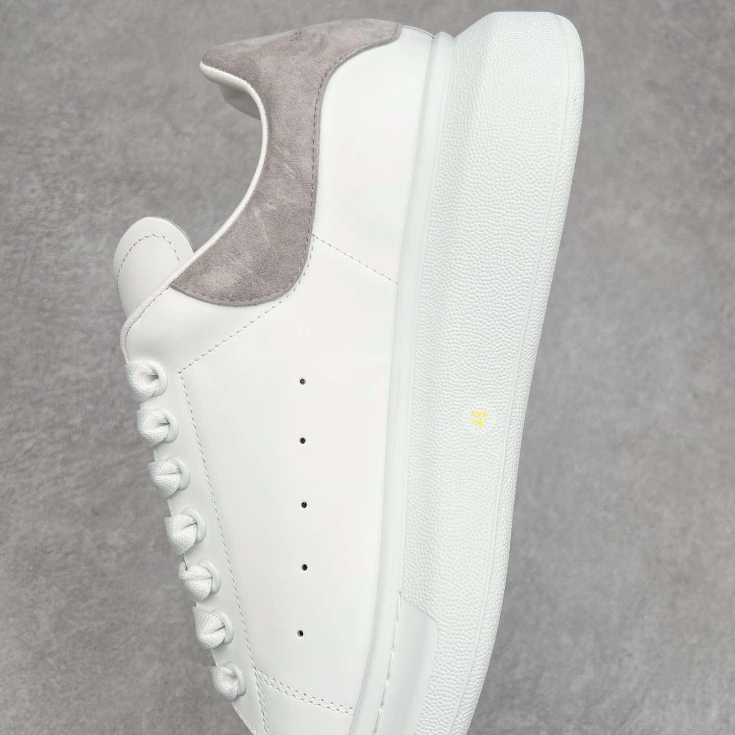 图片[7]-Alexander McQueen/亚历山大麦昆经典松糕鞋厚底增高小白鞋 增高效果7CM 最经典简约百搭的小白鞋没有之一 官方2023版最新细节 意大利进口原厂开边珠抗裂头层牛皮 表层面皮带凸起不规则小漆点 升级进口牛皮内里加PU鞋垫 区别市面旧版国产丝光绸鞋面加小羊皮内里 成本单价回弹度性耐磨性不在一个级别 E厂钢印烫金中底版细节 注意此代工厂出品没有带固特异钉子 最完美的增高百搭小白鞋 全套原版包装 配件齐全 官方一致 凹凸定制正品原盒包装 定制蓝色得物纸盒外包装加固 尺码：35 36 37 38 39 40 41 42 43 44 45-选品中心