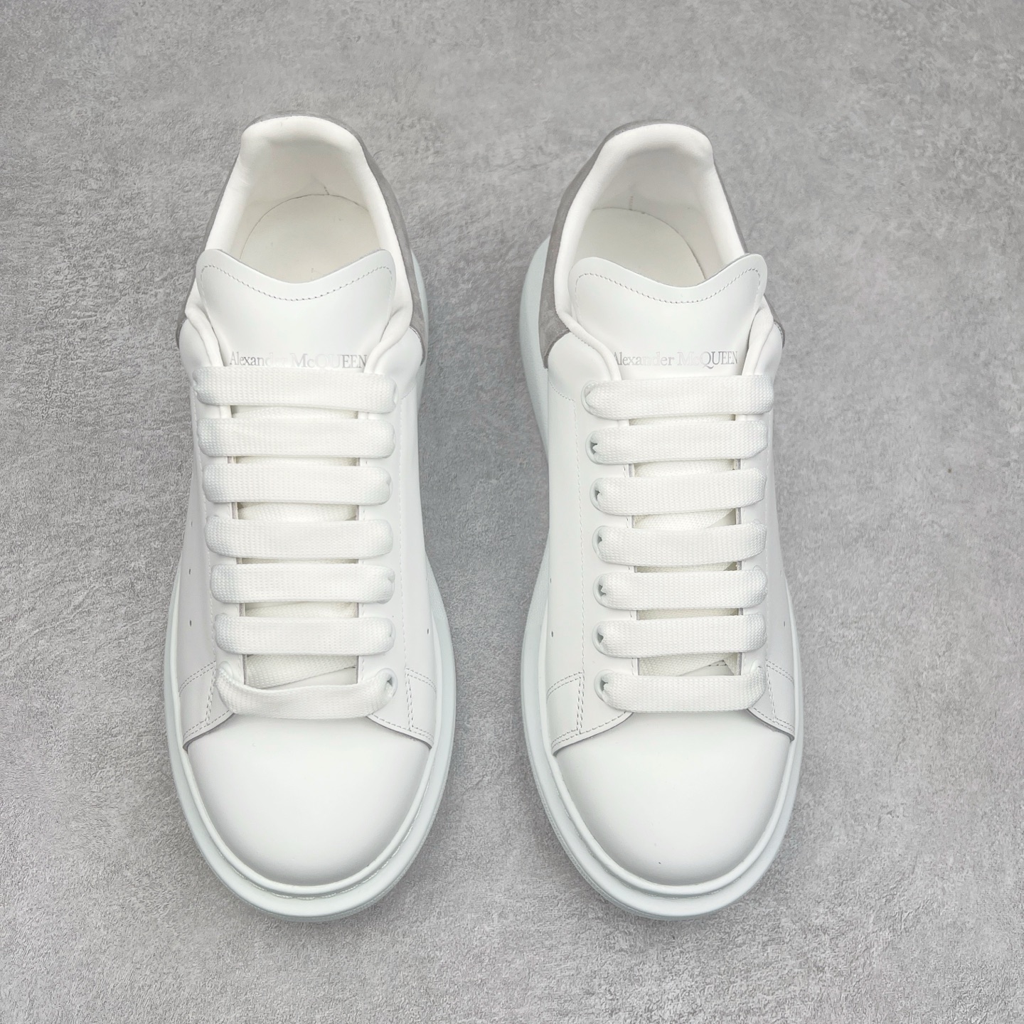 图片[2]-Alexander McQueen/亚历山大麦昆经典松糕鞋厚底增高小白鞋 增高效果7CM 最经典简约百搭的小白鞋没有之一 官方2023版最新细节 意大利进口原厂开边珠抗裂头层牛皮 表层面皮带凸起不规则小漆点 升级进口牛皮内里加PU鞋垫 区别市面旧版国产丝光绸鞋面加小羊皮内里 成本单价回弹度性耐磨性不在一个级别 E厂钢印烫金中底版细节 注意此代工厂出品没有带固特异钉子 最完美的增高百搭小白鞋 全套原版包装 配件齐全 官方一致 凹凸定制正品原盒包装 定制蓝色得物纸盒外包装加固 尺码：35 36 37 38 39 40 41 42 43 44 45-选品中心