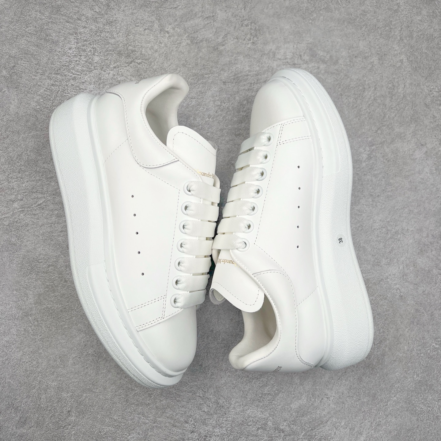 图片[3]-Alexander McQueen/亚历山大麦昆经典松糕鞋厚底增高小白鞋 增高效果7CM 最经典简约百搭的小白鞋没有之一 官方2023版最新细节 意大利进口原厂开边珠抗裂头层牛皮 表层面皮带凸起不规则小漆点 升级进口牛皮内里加PU鞋垫 区别市面旧版国产丝光绸鞋面加小羊皮内里 成本单价回弹度性耐磨性不在一个级别 E厂钢印烫金中底版细节 注意此代工厂出品没有带固特异钉子 最完美的增高百搭小白鞋 全套原版包装 配件齐全 官方一致 凹凸定制正品原盒包装 定制蓝色得物纸盒外包装加固 尺码：35 36 37 38 39 40 41 42 43 44 45-选品中心