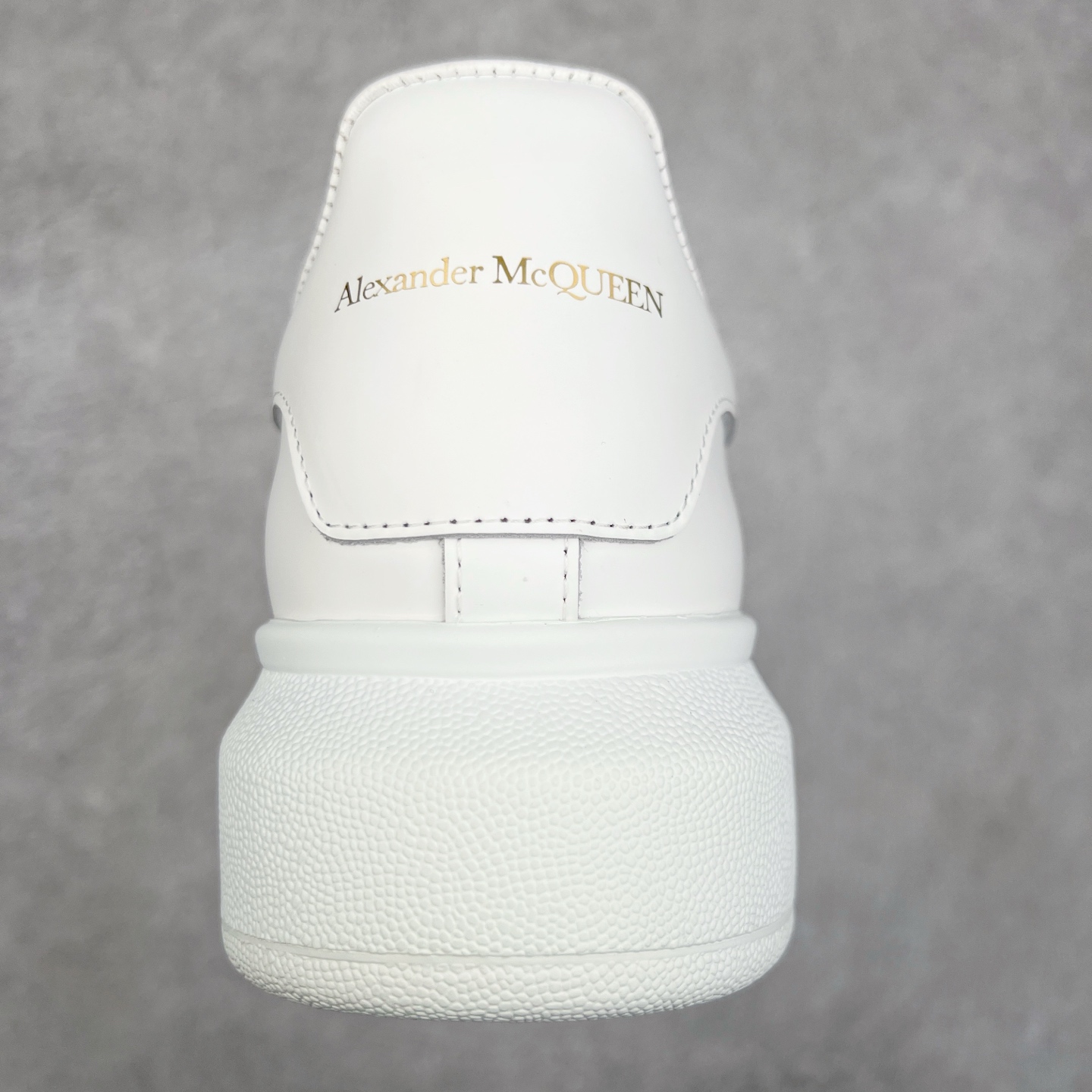 图片[8]-Alexander McQueen/亚历山大麦昆经典松糕鞋厚底增高小白鞋 增高效果7CM 最经典简约百搭的小白鞋没有之一 官方2023版最新细节 意大利进口原厂开边珠抗裂头层牛皮 表层面皮带凸起不规则小漆点 升级进口牛皮内里加PU鞋垫 区别市面旧版国产丝光绸鞋面加小羊皮内里 成本单价回弹度性耐磨性不在一个级别 E厂钢印烫金中底版细节 注意此代工厂出品没有带固特异钉子 最完美的增高百搭小白鞋 全套原版包装 配件齐全 官方一致 凹凸定制正品原盒包装 定制蓝色得物纸盒外包装加固 尺码：35 36 37 38 39 40 41 42 43 44 45-选品中心