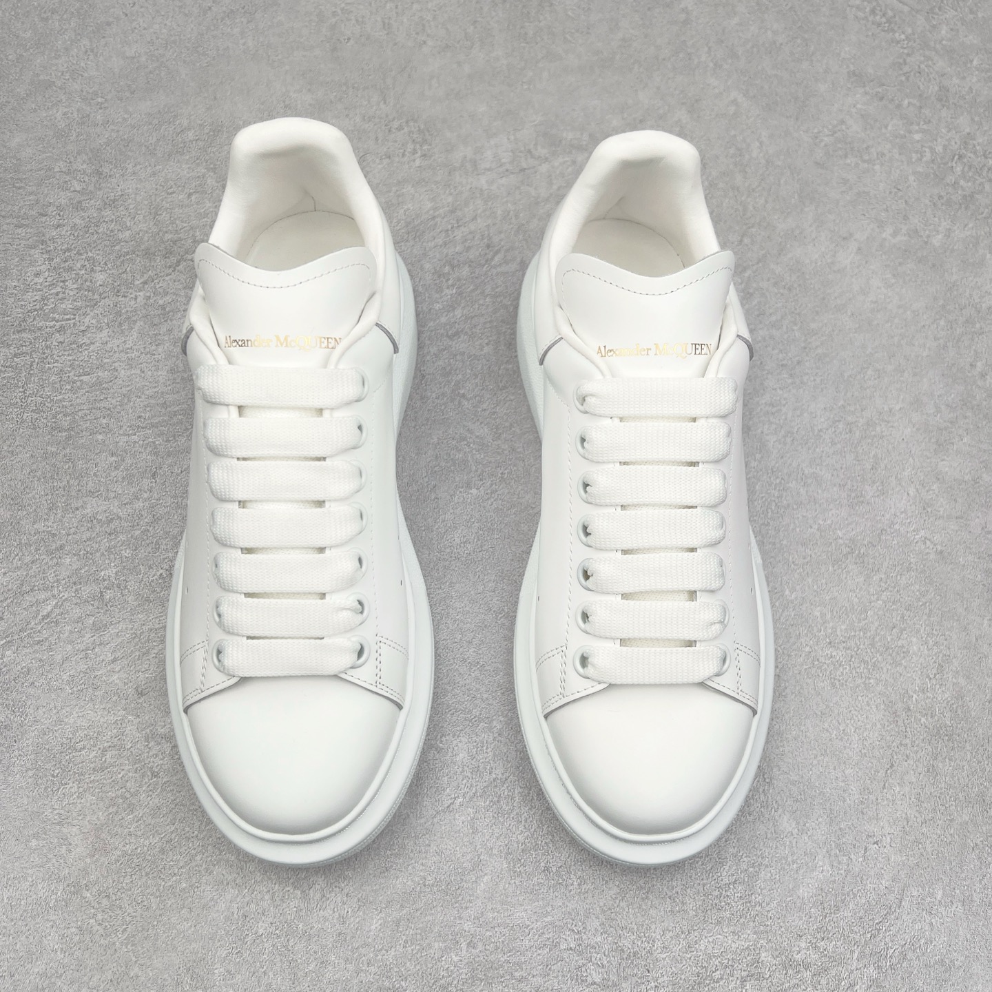 图片[2]-Alexander McQueen/亚历山大麦昆经典松糕鞋厚底增高小白鞋 增高效果7CM 最经典简约百搭的小白鞋没有之一 官方2023版最新细节 意大利进口原厂开边珠抗裂头层牛皮 表层面皮带凸起不规则小漆点 升级进口牛皮内里加PU鞋垫 区别市面旧版国产丝光绸鞋面加小羊皮内里 成本单价回弹度性耐磨性不在一个级别 E厂钢印烫金中底版细节 注意此代工厂出品没有带固特异钉子 最完美的增高百搭小白鞋 全套原版包装 配件齐全 官方一致 凹凸定制正品原盒包装 定制蓝色得物纸盒外包装加固 尺码：35 36 37 38 39 40 41 42 43 44 45-选品中心