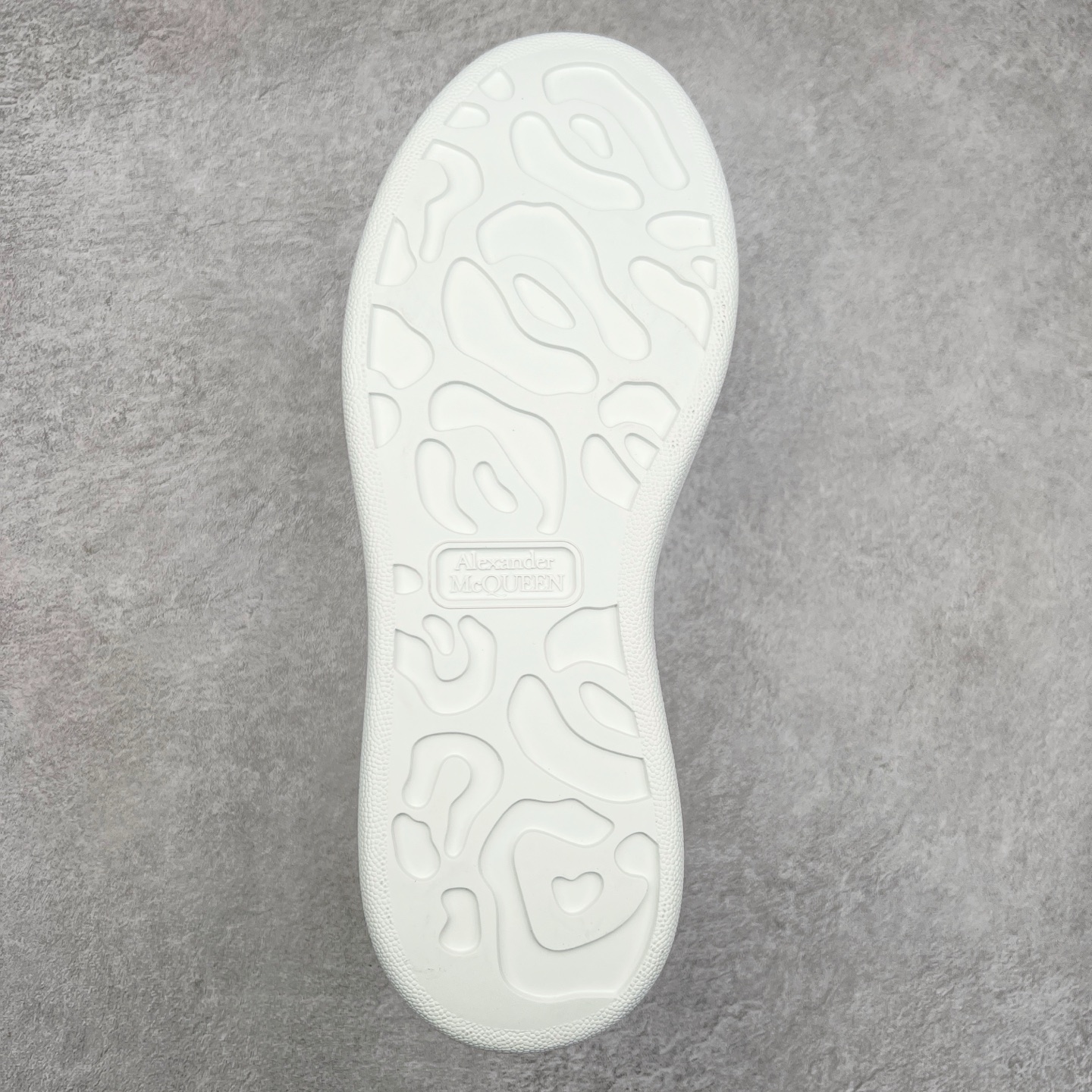 图片[9]-Alexander McQueen/亚历山大麦昆经典松糕鞋厚底增高小白鞋 增高效果7CM 最经典简约百搭的小白鞋没有之一 官方2023版最新细节 意大利进口原厂开边珠抗裂头层牛皮 表层面皮带凸起不规则小漆点 升级进口牛皮内里加PU鞋垫 区别市面旧版国产丝光绸鞋面加小羊皮内里 成本单价回弹度性耐磨性不在一个级别 E厂钢印烫金中底版细节 注意此代工厂出品没有带固特异钉子 最完美的增高百搭小白鞋 全套原版包装 配件齐全 官方一致 凹凸定制正品原盒包装 定制蓝色得物纸盒外包装加固 尺码：35 36 37 38 39 40 41 42 43 44 45-选品中心