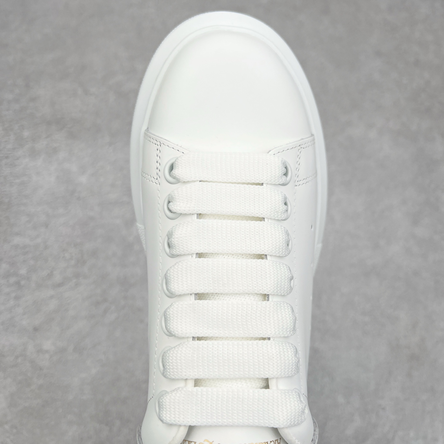 图片[4]-Alexander McQueen/亚历山大麦昆经典松糕鞋厚底增高小白鞋 增高效果7CM 最经典简约百搭的小白鞋没有之一 官方2023版最新细节 意大利进口原厂开边珠抗裂头层牛皮 表层面皮带凸起不规则小漆点 升级进口牛皮内里加PU鞋垫 区别市面旧版国产丝光绸鞋面加小羊皮内里 成本单价回弹度性耐磨性不在一个级别 E厂钢印烫金中底版细节 注意此代工厂出品没有带固特异钉子 最完美的增高百搭小白鞋 全套原版包装 配件齐全 官方一致 凹凸定制正品原盒包装 定制蓝色得物纸盒外包装加固 尺码：35 36 37 38 39 40 41 42 43 44 45-选品中心