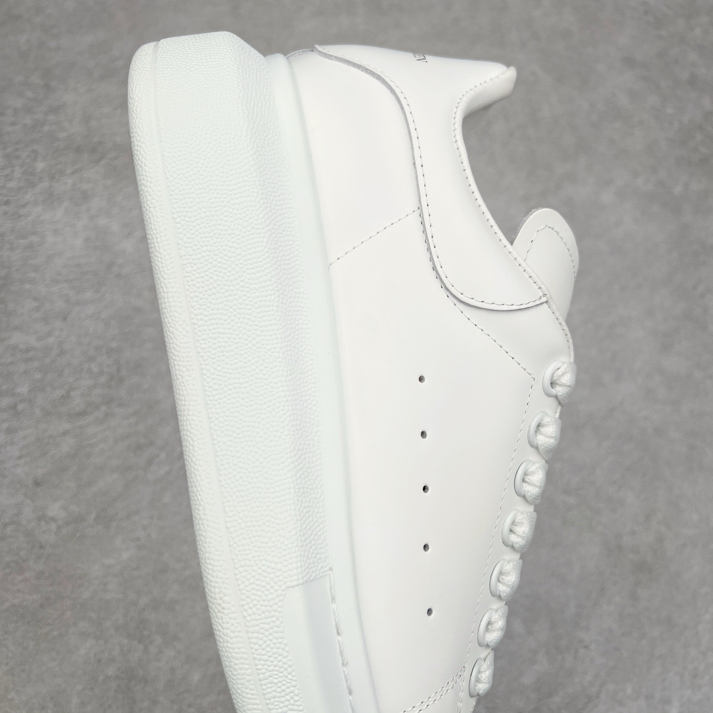 图片[6]-Alexander McQueen/亚历山大麦昆经典松糕鞋厚底增高小白鞋 增高效果7CM 最经典简约百搭的小白鞋没有之一 官方2023版最新细节 意大利进口原厂开边珠抗裂头层牛皮 表层面皮带凸起不规则小漆点 升级进口牛皮内里加PU鞋垫 区别市面旧版国产丝光绸鞋面加小羊皮内里 成本单价回弹度性耐磨性不在一个级别 E厂钢印烫金中底版细节 注意此代工厂出品没有带固特异钉子 最完美的增高百搭小白鞋 全套原版包装 配件齐全 官方一致 凹凸定制正品原盒包装 定制蓝色得物纸盒外包装加固 尺码：35 36 37 38 39 40 41 42 43 44 45-选品中心