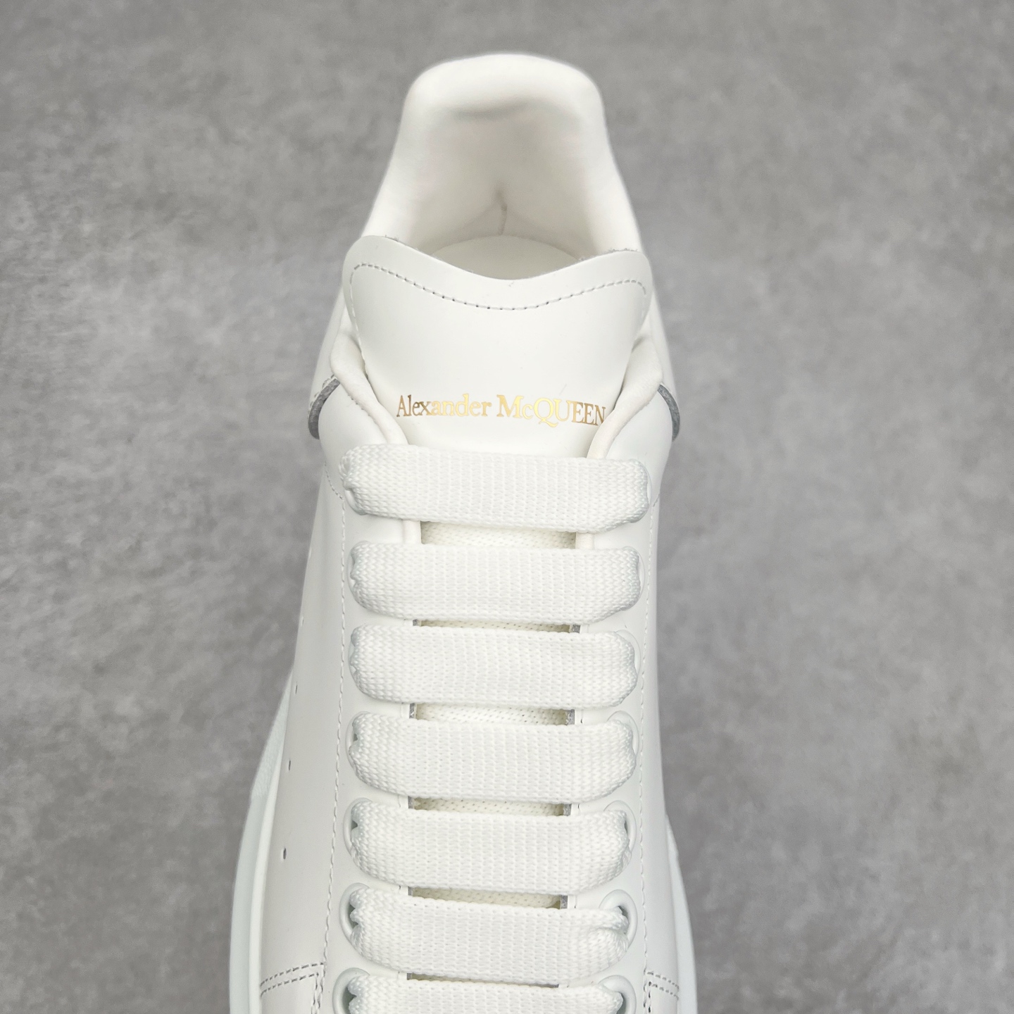 图片[5]-Alexander McQueen/亚历山大麦昆经典松糕鞋厚底增高小白鞋 增高效果7CM 最经典简约百搭的小白鞋没有之一 官方2023版最新细节 意大利进口原厂开边珠抗裂头层牛皮 表层面皮带凸起不规则小漆点 升级进口牛皮内里加PU鞋垫 区别市面旧版国产丝光绸鞋面加小羊皮内里 成本单价回弹度性耐磨性不在一个级别 E厂钢印烫金中底版细节 注意此代工厂出品没有带固特异钉子 最完美的增高百搭小白鞋 全套原版包装 配件齐全 官方一致 凹凸定制正品原盒包装 定制蓝色得物纸盒外包装加固 尺码：35 36 37 38 39 40 41 42 43 44 45-选品中心