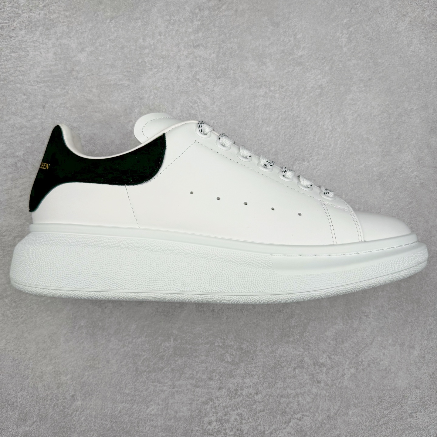 Alexander McQueen/亚历山大麦昆经典松糕鞋厚底增高小白鞋 增高效果7CM 最经典简约百搭的小白鞋没有之一 官方2023版最新细节 意大利进口原厂开边珠抗裂头层牛皮 表层面皮带凸起不规则小漆点 升级进口牛皮内里加PU鞋垫 区别市面旧版国产丝光绸鞋面加小羊皮内里 成本单价回弹度性耐磨性不在一个级别 E厂钢印烫金中底版细节 注意此代工厂出品没有带固特异钉子 最完美的增高百搭小白鞋 全套原版包装 配件齐全 官方一致 凹凸定制正品原盒包装 定制蓝色得物纸盒外包装加固 尺码：35 36 37 38 39 40 41 42 43 44 45-选品中心