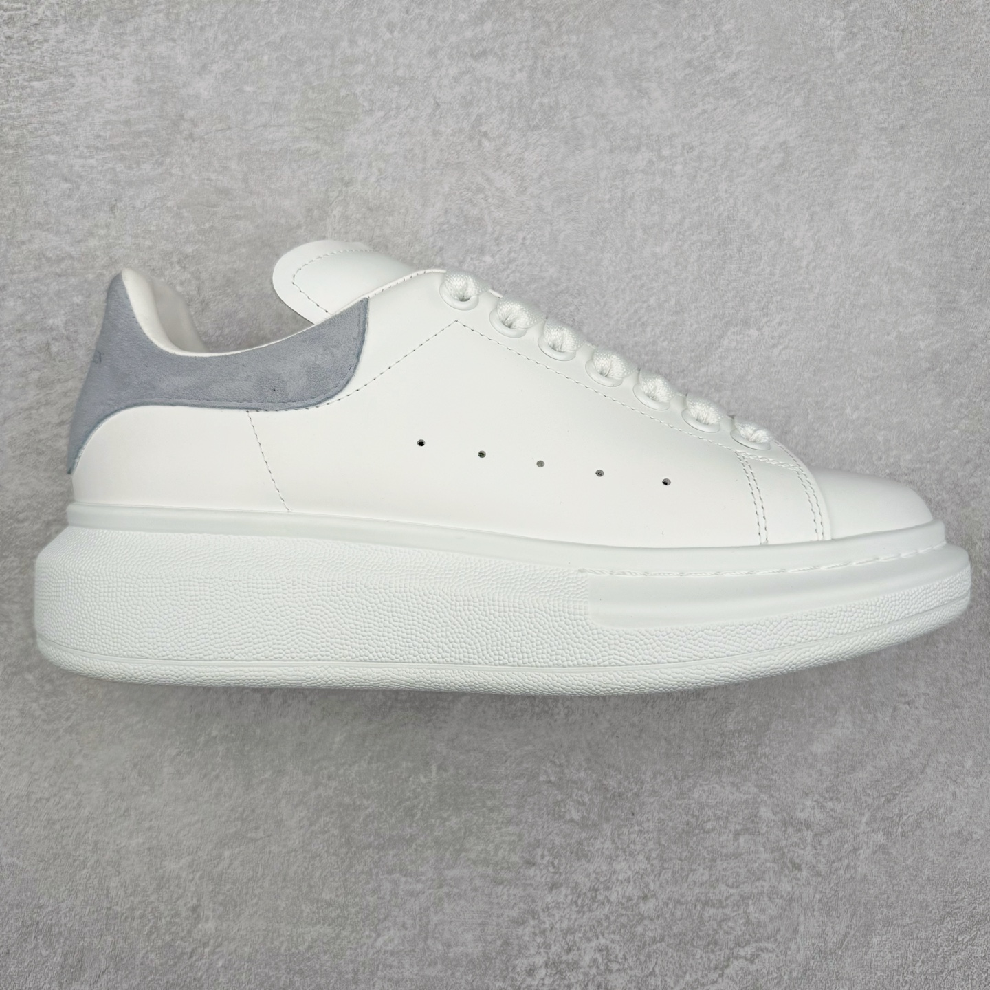 Alexander McQueen/亚历山大麦昆经典松糕鞋厚底增高小白鞋 增高效果7CM 最经典简约百搭的小白鞋没有之一 官方2023版最新细节 意大利进口原厂开边珠抗裂头层牛皮 表层面皮带凸起不规则小漆点 升级进口牛皮内里加PU鞋垫 区别市面旧版国产丝光绸鞋面加小羊皮内里 成本单价回弹度性耐磨性不在一个级别 E厂钢印烫金中底版细节 注意此代工厂出品没有带固特异钉子 最完美的增高百搭小白鞋 全套原版包装 配件齐全 官方一致 凹凸定制正品原盒包装 定制蓝色得物纸盒外包装加固 尺码：35 36 37 38 39 40 41 42 43 44 45-选品中心