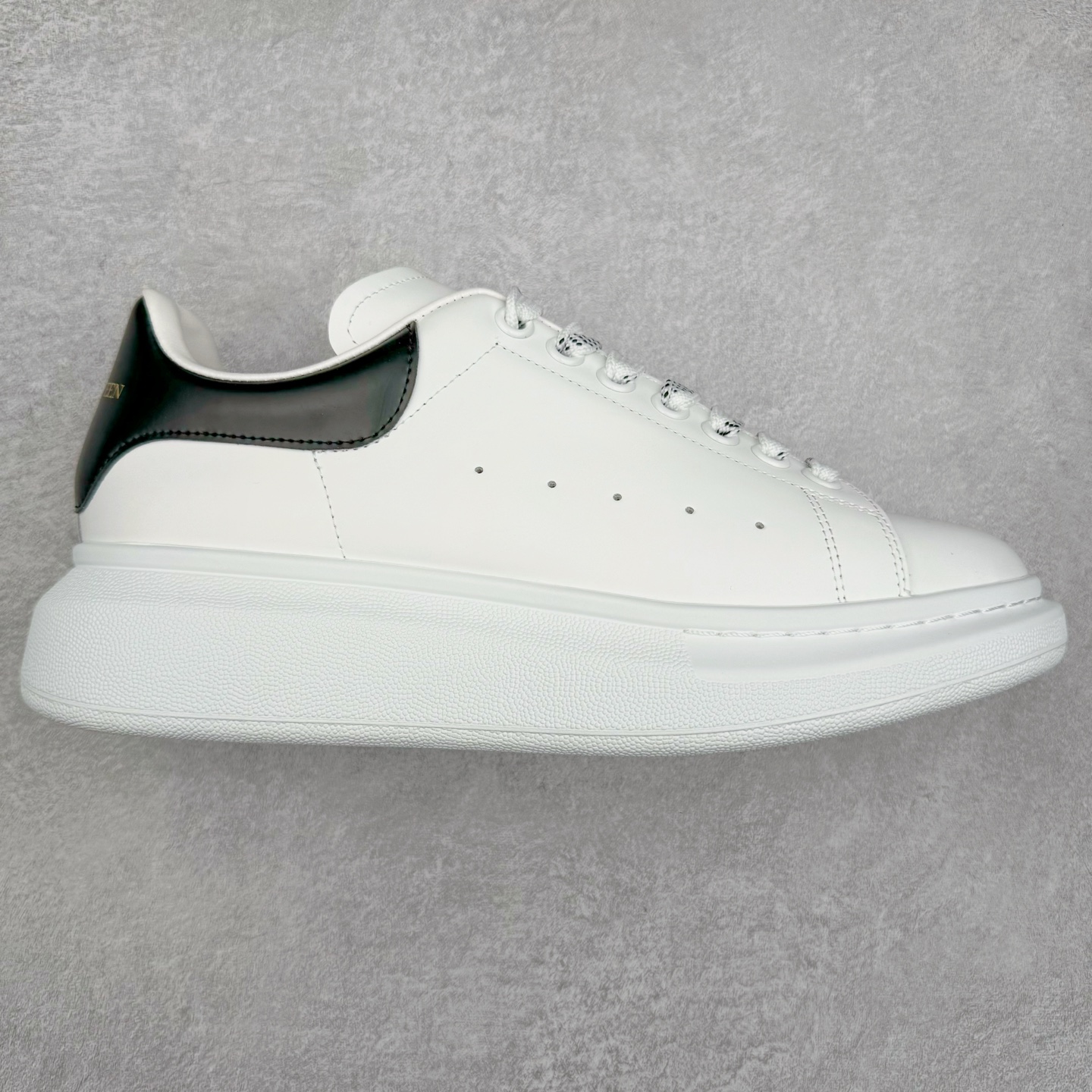 Alexander McQueen/亚历山大麦昆经典松糕鞋厚底增高小白鞋 增高效果7CM 最经典简约百搭的小白鞋没有之一 官方2023版最新细节 意大利进口原厂开边珠抗裂头层牛皮 表层面皮带凸起不规则小漆点 升级进口牛皮内里加PU鞋垫 区别市面旧版国产丝光绸鞋面加小羊皮内里 成本单价回弹度性耐磨性不在一个级别 E厂钢印烫金中底版细节 注意此代工厂出品没有带固特异钉子 最完美的增高百搭小白鞋 全套原版包装 配件齐全 官方一致 凹凸定制正品原盒包装 定制蓝色得物纸盒外包装加固 尺码：35 36 37 38 39 40 41 42 43 44 45-选品中心