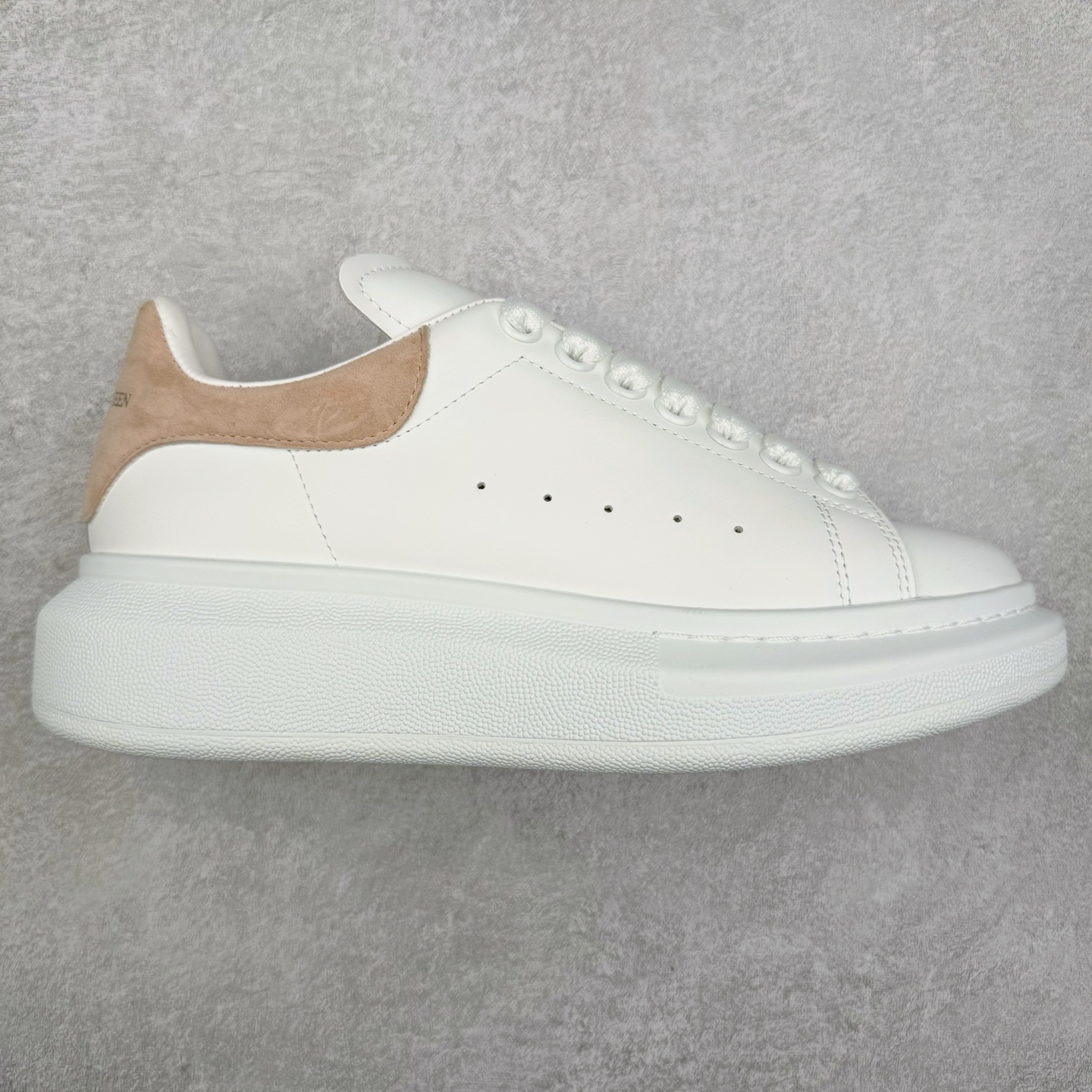 Alexander McQueen/亚历山大麦昆经典松糕鞋厚底增高小白鞋 增高效果7CM 最经典简约百搭的小白鞋没有之一 官方2023版最新细节 意大利进口原厂开边珠抗裂头层牛皮 表层面皮带凸起不规则小漆点 升级进口牛皮内里加PU鞋垫 区别市面旧版国产丝光绸鞋面加小羊皮内里 成本单价回弹度性耐磨性不在一个级别 E厂钢印烫金中底版细节 注意此代工厂出品没有带固特异钉子 最完美的增高百搭小白鞋 全套原版包装 配件齐全 官方一致 凹凸定制正品原盒包装 定制蓝色得物纸盒外包装加固 尺码：35 36 37 38 39 40 41 42 43 44 45-选品中心