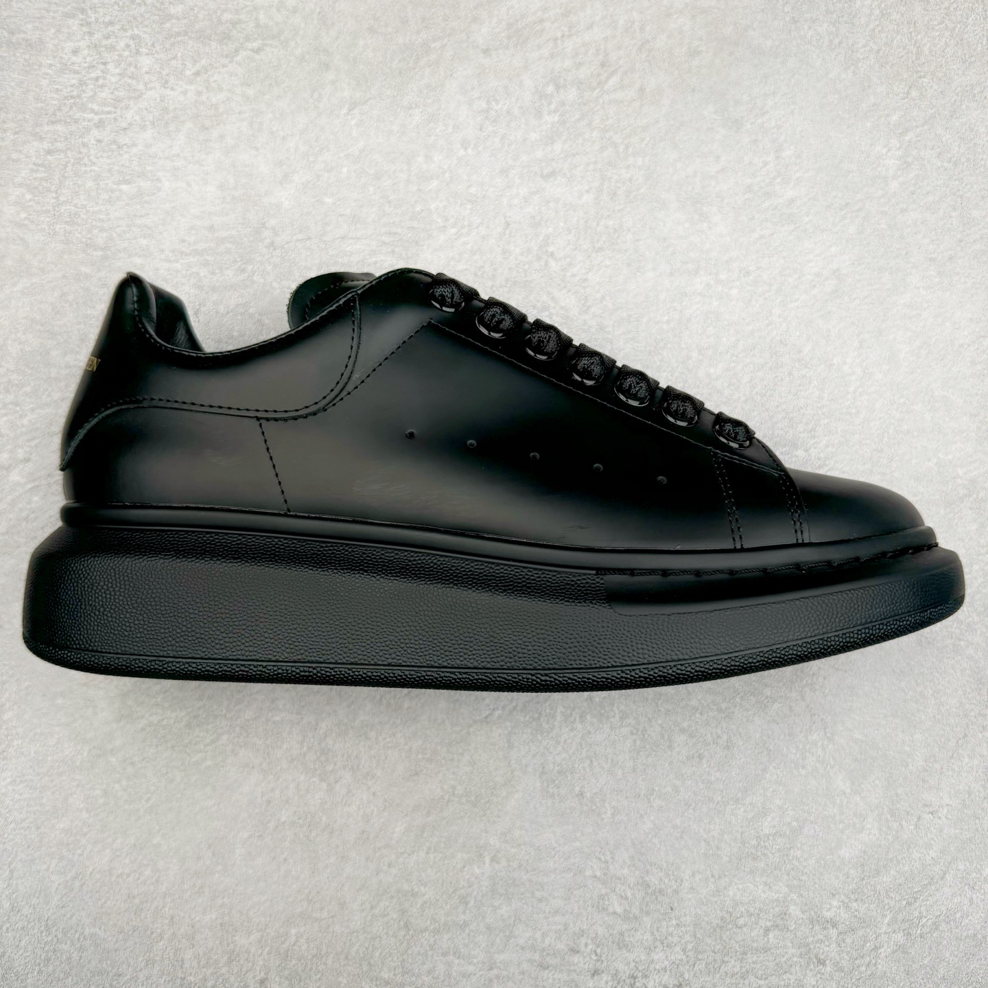 Alexander McQueen/亚历山大麦昆经典松糕鞋厚底增高小白鞋 增高效果7CM 最经典简约百搭的小白鞋没有之一 官方2023版最新细节 意大利进口原厂开边珠抗裂头层牛皮 表层面皮带凸起不规则小漆点 升级进口牛皮内里加PU鞋垫 区别市面旧版国产丝光绸鞋面加小羊皮内里 成本单价回弹度性耐磨性不在一个级别 E厂钢印烫金中底版细节 注意此代工厂出品没有带固特异钉子 最完美的增高百搭小白鞋 全套原版包装 配件齐全 官方一致 凹凸定制正品原盒包装 定制蓝色得物纸盒外包装加固 尺码：35 36 37 38 39 40 41 42 43 44 45-选品中心