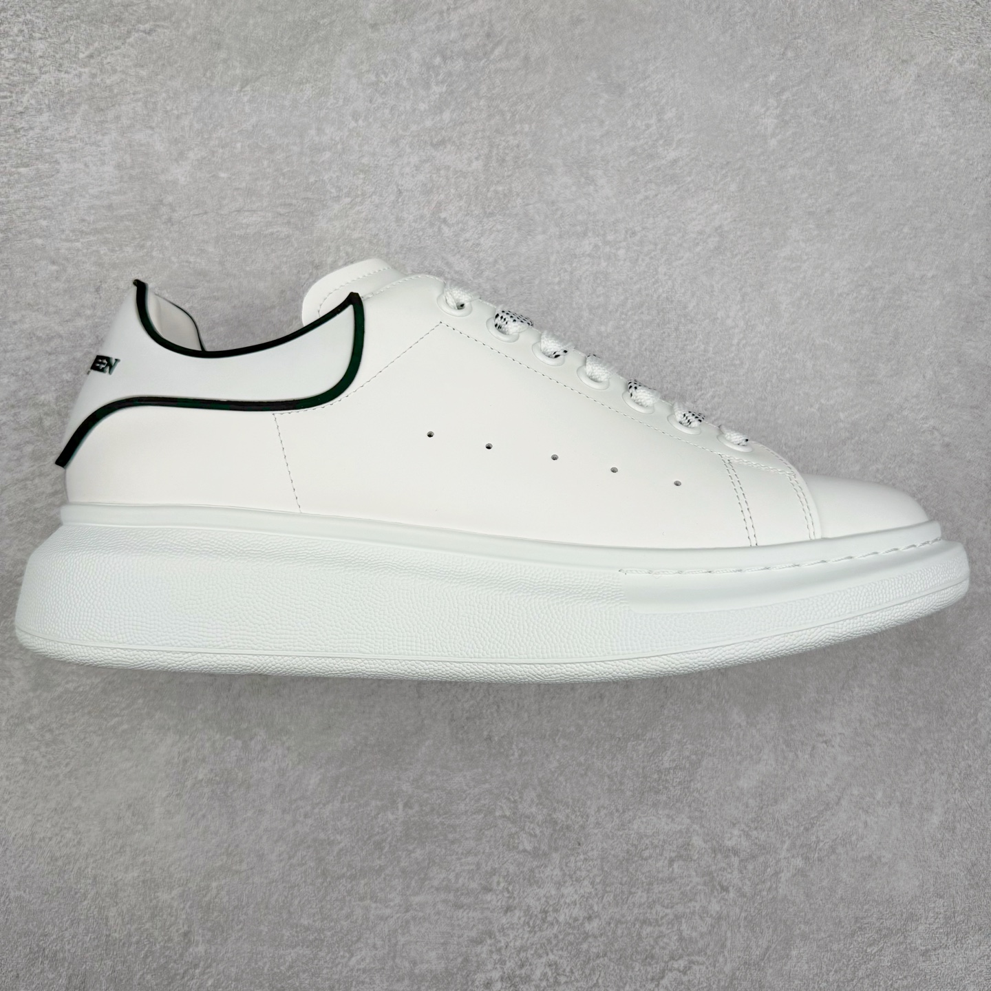 Alexander McQueen/亚历山大麦昆经典松糕鞋厚底增高小白鞋 增高效果7CM 最经典简约百搭的小白鞋没有之一 官方2023版最新细节 意大利进口原厂开边珠抗裂头层牛皮 表层面皮带凸起不规则小漆点 升级进口牛皮内里加PU鞋垫 区别市面旧版国产丝光绸鞋面加小羊皮内里 成本单价回弹度性耐磨性不在一个级别 E厂钢印烫金中底版细节 注意此代工厂出品没有带固特异钉子 最完美的增高百搭小白鞋 全套原版包装 配件齐全 官方一致 凹凸定制正品原盒包装 定制蓝色得物纸盒外包装加固 尺码：35 36 37 38 39 40 41 42 43 44 45-选品中心