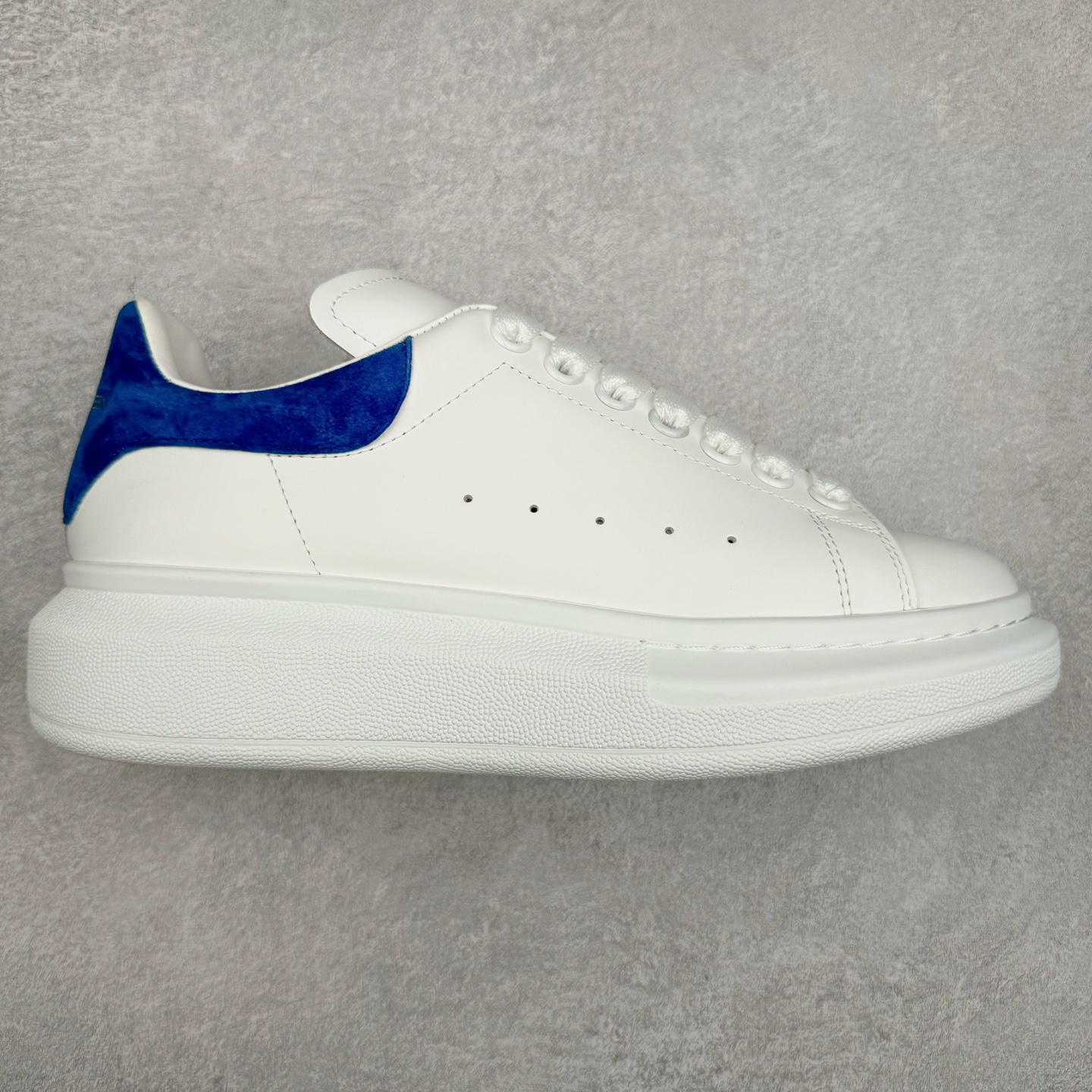 Alexander McQueen/亚历山大麦昆经典松糕鞋厚底增高小白鞋 增高效果7CM 最经典简约百搭的小白鞋没有之一 官方2023版最新细节 意大利进口原厂开边珠抗裂头层牛皮 表层面皮带凸起不规则小漆点 升级进口牛皮内里加PU鞋垫 区别市面旧版国产丝光绸鞋面加小羊皮内里 成本单价回弹度性耐磨性不在一个级别 E厂钢印烫金中底版细节 注意此代工厂出品没有带固特异钉子 最完美的增高百搭小白鞋 全套原版包装 配件齐全 官方一致 凹凸定制正品原盒包装 定制蓝色得物纸盒外包装加固 尺码：35 36 37 38 39 40 41 42 43 44 45-选品中心