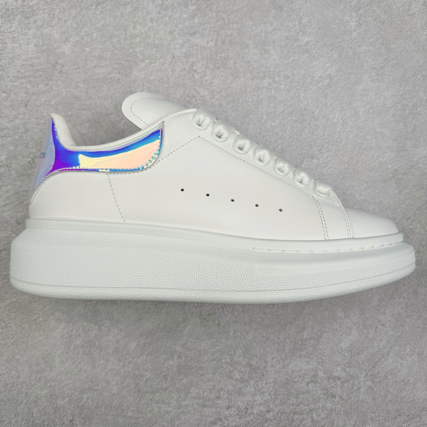 Alexander McQueen/亚历山大麦昆经典松糕鞋厚底增高小白鞋 增高效果7CM 最经典简约百搭的小白鞋没有之一 官方2023版最新细节 意大利进口原厂开边珠抗裂头层牛皮 表层面皮带凸起不规则小漆点 升级进口牛皮内里加PU鞋垫 区别市面旧版国产丝光绸鞋面加小羊皮内里 成本单价回弹度性耐磨性不在一个级别 E厂钢印烫金中底版细节 注意此代工厂出品没有带固特异钉子 最完美的增高百搭小白鞋 全套原版包装 配件齐全 官方一致 凹凸定制正品原盒包装 定制蓝色得物纸盒外包装加固 尺码：35 36 37 38 39 40 41 42 43 44 45-选品中心