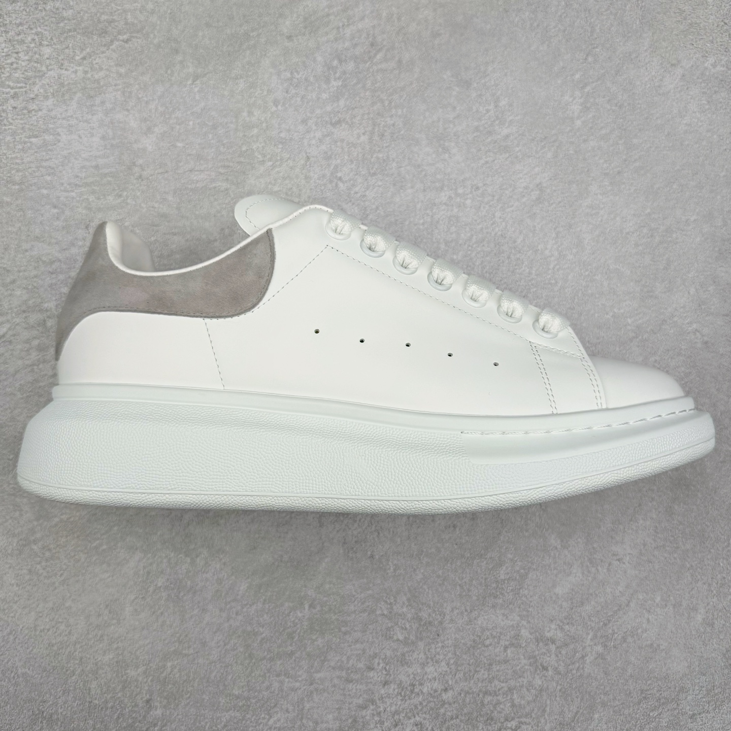 Alexander McQueen/亚历山大麦昆经典松糕鞋厚底增高小白鞋 增高效果7CM 最经典简约百搭的小白鞋没有之一 官方2023版最新细节 意大利进口原厂开边珠抗裂头层牛皮 表层面皮带凸起不规则小漆点 升级进口牛皮内里加PU鞋垫 区别市面旧版国产丝光绸鞋面加小羊皮内里 成本单价回弹度性耐磨性不在一个级别 E厂钢印烫金中底版细节 注意此代工厂出品没有带固特异钉子 最完美的增高百搭小白鞋 全套原版包装 配件齐全 官方一致 凹凸定制正品原盒包装 定制蓝色得物纸盒外包装加固 尺码：35 36 37 38 39 40 41 42 43 44 45-选品中心