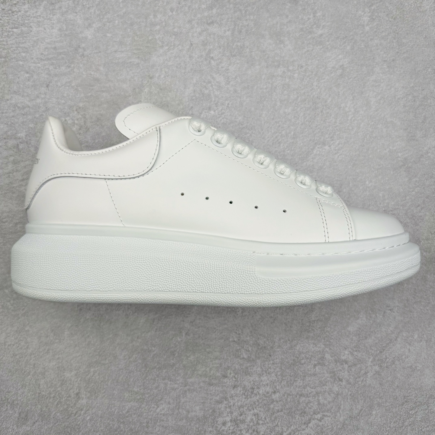 Alexander McQueen/亚历山大麦昆经典松糕鞋厚底增高小白鞋 增高效果7CM 最经典简约百搭的小白鞋没有之一 官方2023版最新细节 意大利进口原厂开边珠抗裂头层牛皮 表层面皮带凸起不规则小漆点 升级进口牛皮内里加PU鞋垫 区别市面旧版国产丝光绸鞋面加小羊皮内里 成本单价回弹度性耐磨性不在一个级别 E厂钢印烫金中底版细节 注意此代工厂出品没有带固特异钉子 最完美的增高百搭小白鞋 全套原版包装 配件齐全 官方一致 凹凸定制正品原盒包装 定制蓝色得物纸盒外包装加固 尺码：35 36 37 38 39 40 41 42 43 44 45-选品中心