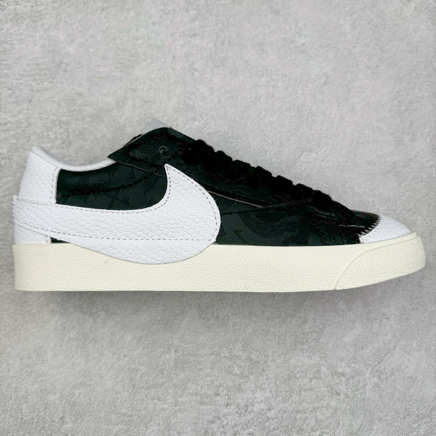 NK Blazer Low \’77 Jumbo 开拓者大钩 FD9858-001 焕新升级经典 Blazer 鞋款 大号 Swoosh 突出新时代更加张扬的潮流感 对经典的又一次改良升级 大号 Swoosh 设计结合宽大鞋带 符合当下潮流意趣 橡胶外底融入凸起人字形底纹增添几分户外感觉 尺码：36 36.5 37.5 38 38.5 39 40 40.5 41 42 42.5 43 44 44.5 45-选品中心