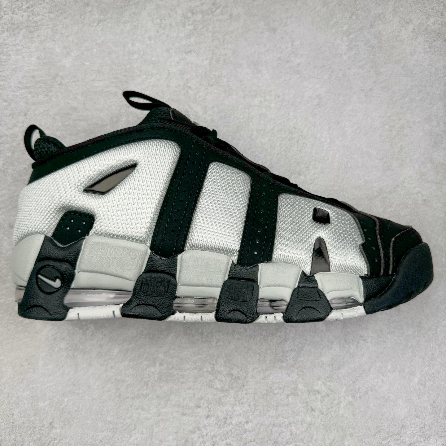 NK Air More Uptempo ’96 OG 皮蓬大AIR复古篮球鞋 FZ3055-001 以流行于街头的涂鸦文化为设计灵感 整体的设计风格夸张而充满魅力 厚实而充满质感的皮质鞋面两侧印刻了一对巨大的字母“AIR”独特炫酷的外观惊艳无比 尺码:36 36.5 37.5 38 38.5 39 40 40.5 41 42 42.5 43 44 44.5 45 46-选品中心