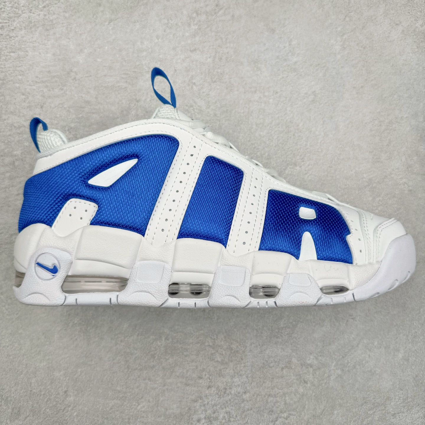 NK Air More Uptempo ’96 OG 皮蓬大AIR复古篮球鞋 FZ3055-101 以流行于街头的涂鸦文化为设计灵感 整体的设计风格夸张而充满魅力 厚实而充满质感的皮质鞋面两侧印刻了一对巨大的字母“AIR”独特炫酷的外观惊艳无比 尺码:36 36.5 37.5 38 38.5 39 40 40.5 41 42 42.5 43 44 44.5 45 46-选品中心