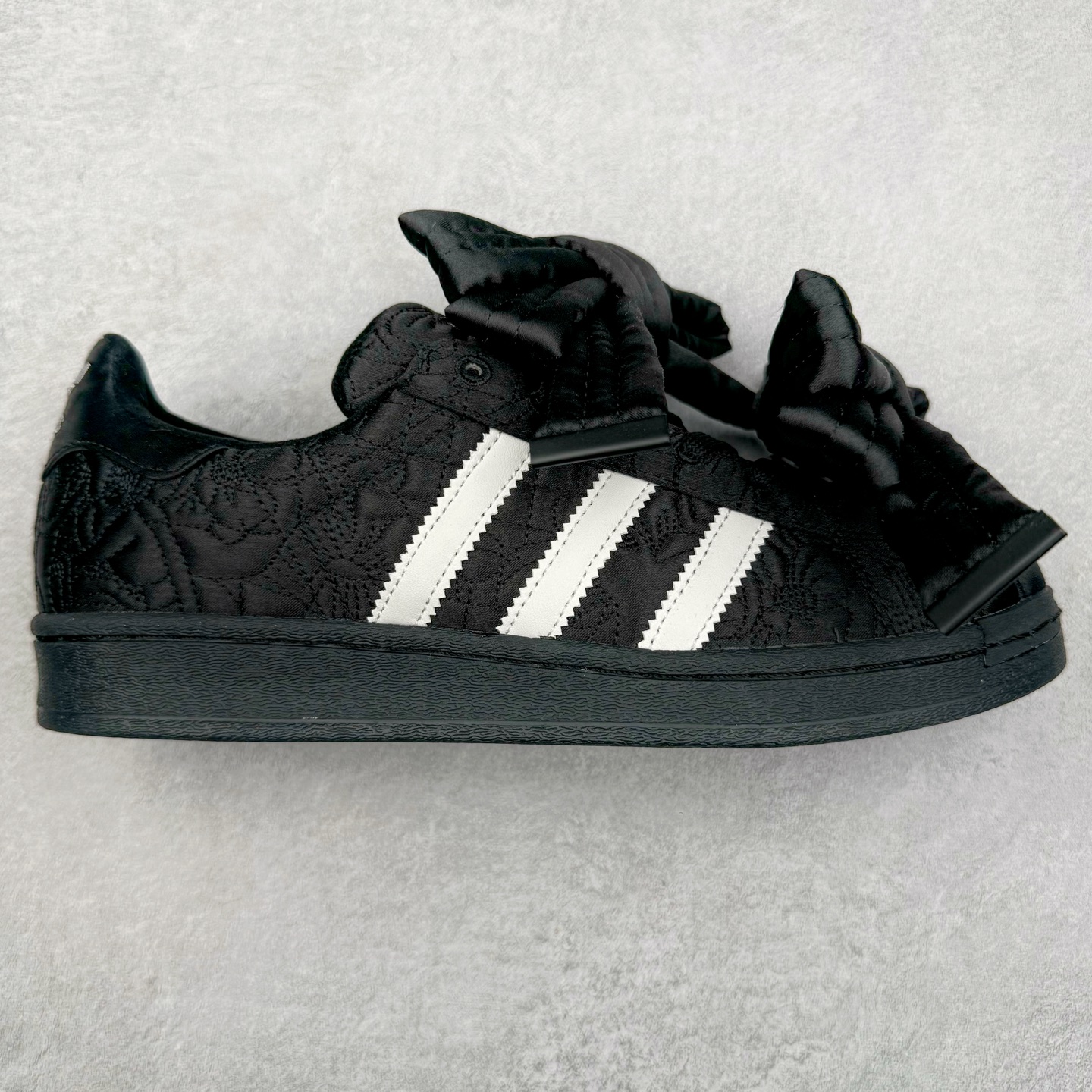 ＃纯原 Caroline Hu x AD Originals Superstar W 贝壳头联名潮流时尚防滑减震低帮板鞋 JR7978 纯色鞋身 搭配大朵蝴蝶结 呈现风格极为有趣 少女心十足 细节点缀更是非常巧妙 充满趣味性 两副鞋带 可替换使用或花式系带 根据服饰的色彩随意切换造型 尺码：36 36.5 37.5 38 38.5 39 40 40.5 41 42 42.5 43 44 44.5 45 46-选品中心