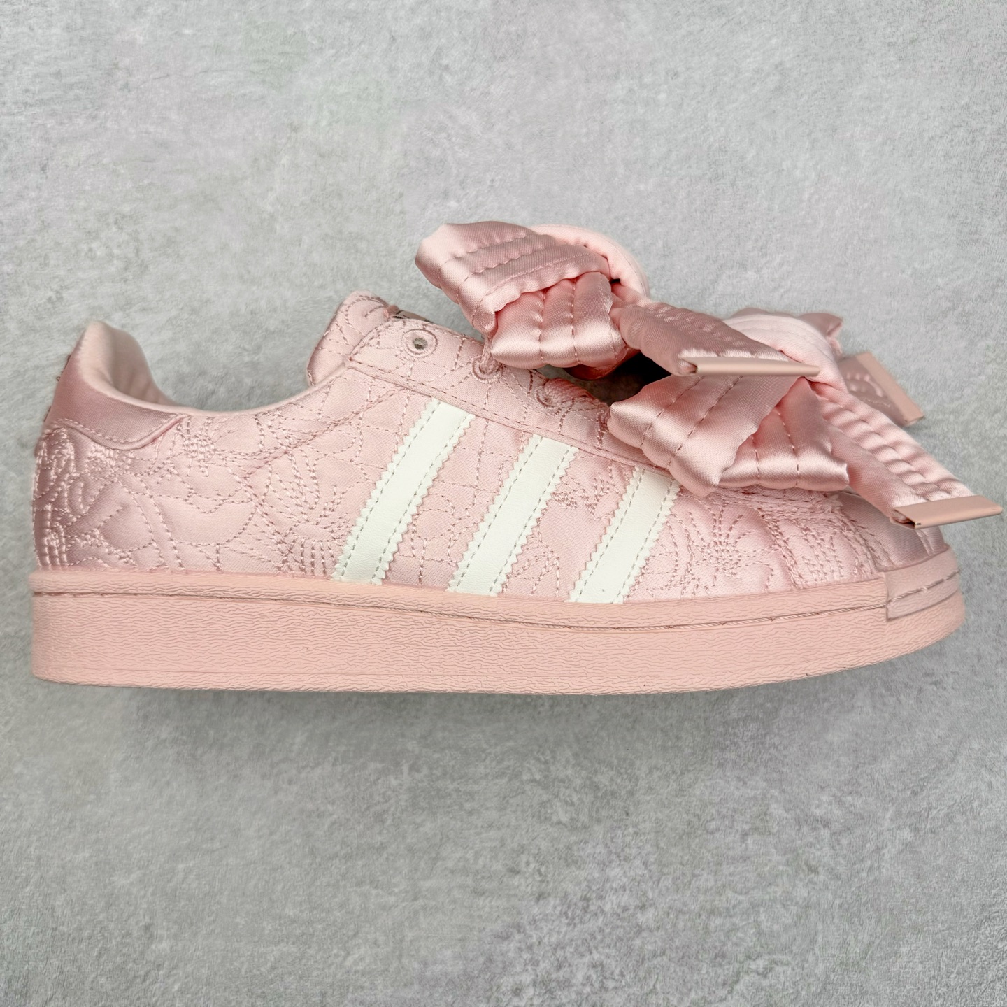 ＃纯原 Caroline Hu x AD Originals Superstar W 贝壳头联名潮流时尚防滑减震低帮板鞋 JQ8737 纯色鞋身 搭配大朵蝴蝶结 呈现风格极为有趣 少女心十足 细节点缀更是非常巧妙 充满趣味性 两副鞋带 可替换使用或花式系带 根据服饰的色彩随意切换造型 尺码：36 36.5 37.5 38 38.5 39 40 40.5 41 42 42.5 43 44 44.5 45 46-选品中心