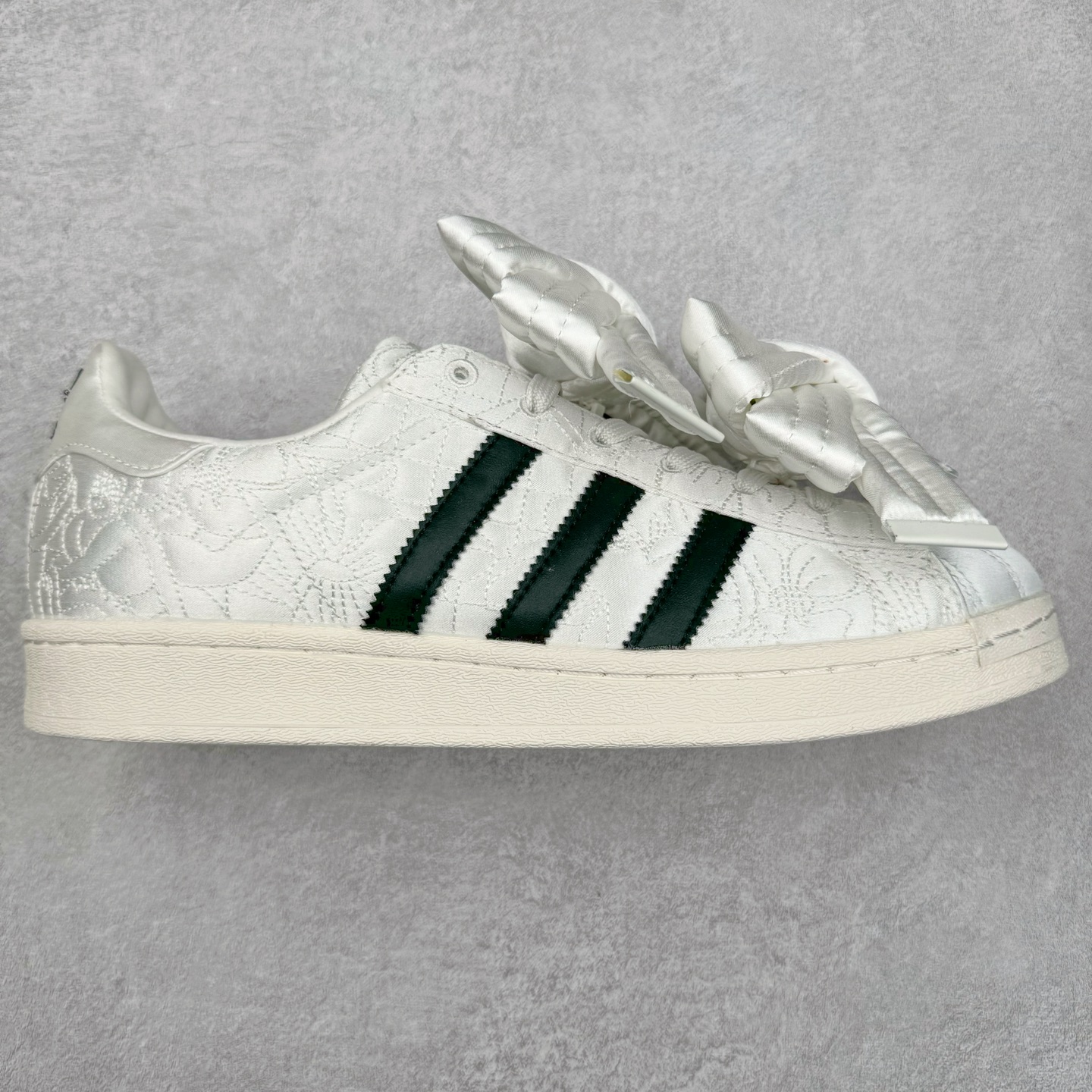 ＃纯原 Caroline Hu x AD Originals Superstar W 贝壳头联名潮流时尚防滑减震低帮板鞋 JR7977 纯色鞋身 搭配大朵蝴蝶结 呈现风格极为有趣 少女心十足 细节点缀更是非常巧妙 充满趣味性 两副鞋带 可替换使用或花式系带 根据服饰的色彩随意切换造型 尺码：36 36.5 37.5 38 38.5 39 40 40.5 41 42 42.5 43 44 44.5 45 46-选品中心