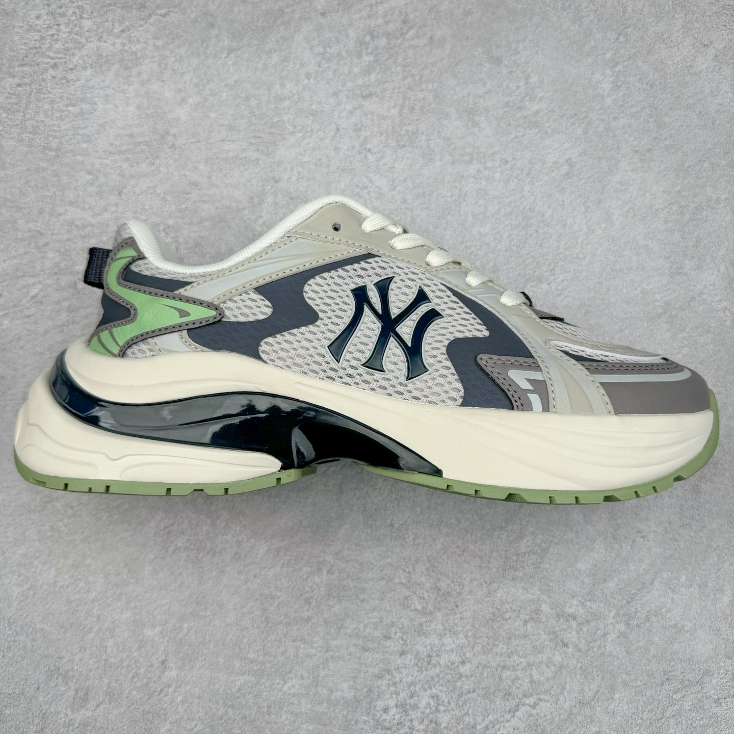 ＃PB过验版 MLB New York Yankees Curve Runner 舒适百搭流浪鞋防滑耐磨低帮跑步鞋 Korea韩国联名NY美国榄球纽约洋基队限定 目前可过轻松秒过各类鉴定 能操作的私聊 韩国代购专供 左脚内置NFC感应 区别市面贴纸假芯片 MLB专用菱形双针中底布 重点细节中底布带注胶孔 原厂NFC感应吊牌 支持鉴定 一个两位数 原盒原标 全套原楦原纸板原厂数据开发 中韩文保养标贴 绿色防霉片 平台代购专供 独家一比一RB+MD组合大底 高频后跟小人Logo精准对位立体饱满 正确网布加超迁鞋面 转印中底走线紧密 转印Logo工艺表层防刮不掉色 尺码：35 36 36.5 37.5 38 38.5 39 40 40.5 41 42 42.5 43 44 44.5 45-选品中心