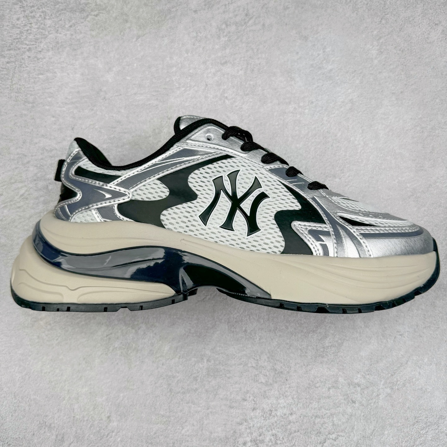 ＃PB过验版 MLB New York Yankees Curve Runner 舒适百搭流浪鞋防滑耐磨低帮跑步鞋 Korea韩国联名NY美国榄球纽约洋基队限定 目前可过轻松秒过各类鉴定 能操作的私聊 韩国代购专供 左脚内置NFC感应 区别市面贴纸假芯片 MLB专用菱形双针中底布 重点细节中底布带注胶孔 原厂NFC感应吊牌 支持鉴定 一个两位数 原盒原标 全套原楦原纸板原厂数据开发 中韩文保养标贴 绿色防霉片 平台代购专供 独家一比一RB+MD组合大底 高频后跟小人Logo精准对位立体饱满 正确网布加超迁鞋面 转印中底走线紧密 转印Logo工艺表层防刮不掉色 尺码：35 36 36.5 37.5 38 38.5 39 40 40.5 41 42 42.5 43 44 44.5 45-选品中心