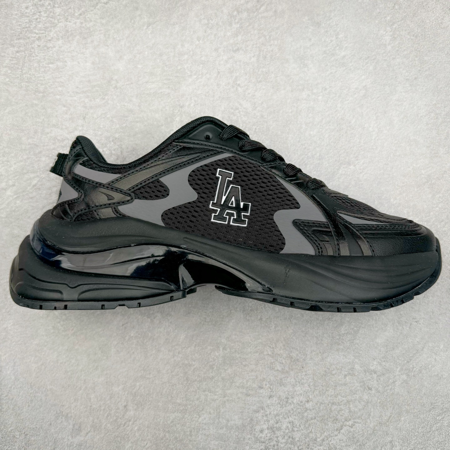 ＃PB过验版 MLB New York Yankees Curve Runner 舒适百搭流浪鞋防滑耐磨低帮跑步鞋 Korea韩国联名NY美国榄球纽约洋基队限定 目前可过轻松秒过各类鉴定 能操作的私聊 韩国代购专供 左脚内置NFC感应 区别市面贴纸假芯片 MLB专用菱形双针中底布 重点细节中底布带注胶孔 原厂NFC感应吊牌 支持鉴定 一个两位数 原盒原标 全套原楦原纸板原厂数据开发 中韩文保养标贴 绿色防霉片 平台代购专供 独家一比一RB+MD组合大底 高频后跟小人Logo精准对位立体饱满 正确网布加超迁鞋面 转印中底走线紧密 转印Logo工艺表层防刮不掉色 尺码：35 36 36.5 37.5 38 38.5 39 40 40.5 41 42 42.5 43 44 44.5 45-选品中心